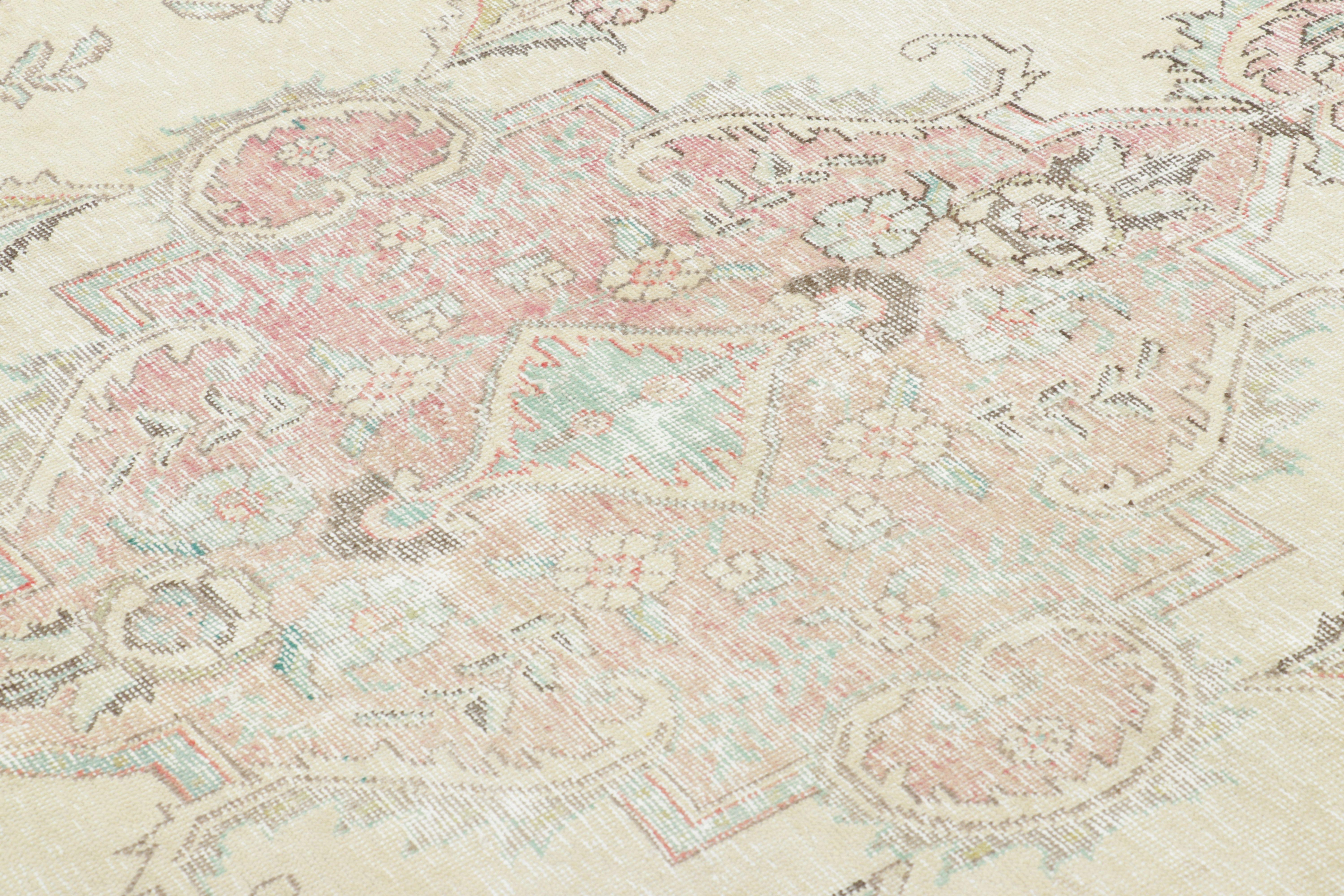 Noué à la main Tapis persan vintage de Tabriz, médaillon blush sur fond crème - Rug & Kilim en vente