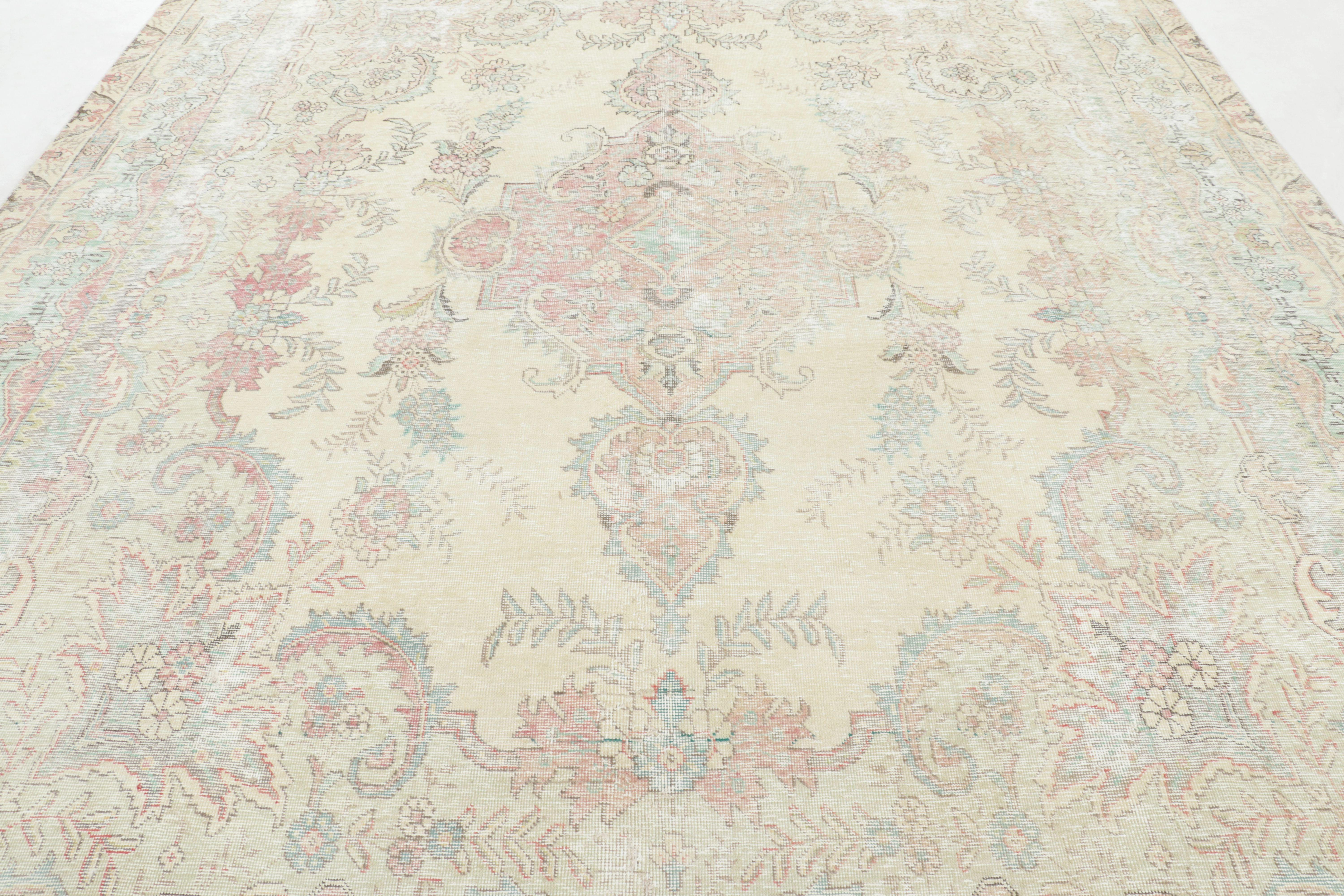 Fin du 20e siècle Tapis persan vintage de Tabriz, médaillon blush sur fond crème - Rug & Kilim en vente