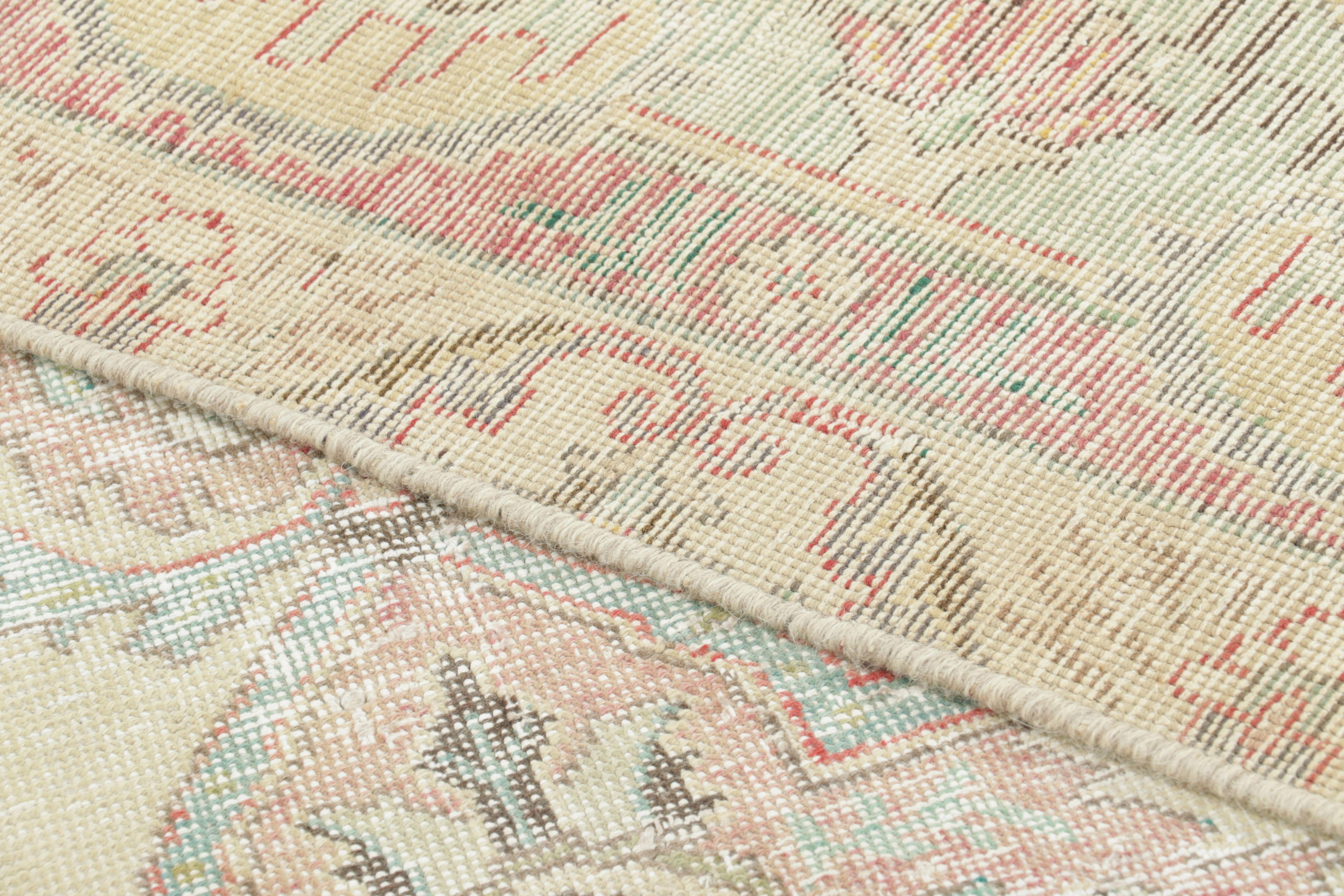 Laine Tapis persan vintage de Tabriz, médaillon blush sur fond crème - Rug & Kilim en vente