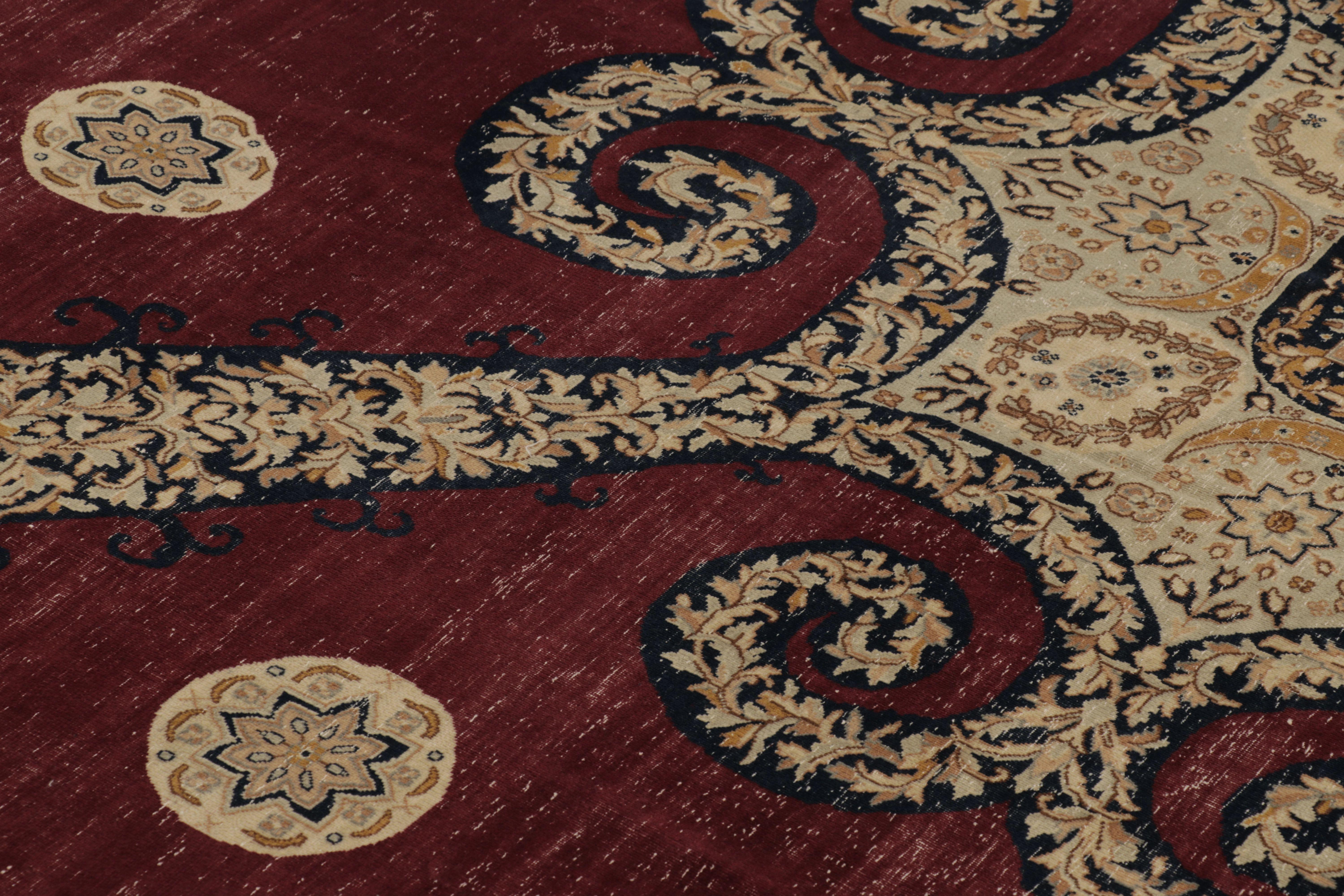 Dieser 9x10 große, antike persische Täbriz-Teppich aus handgeknüpfter Wolle (ca. 1950-1960) ist eine kühne Neuheit in der Rug & Kilim Collection, die sich durch geometrisch-florale Muster und Medaillons in bunten Farbtönen auszeichnet.

Über das