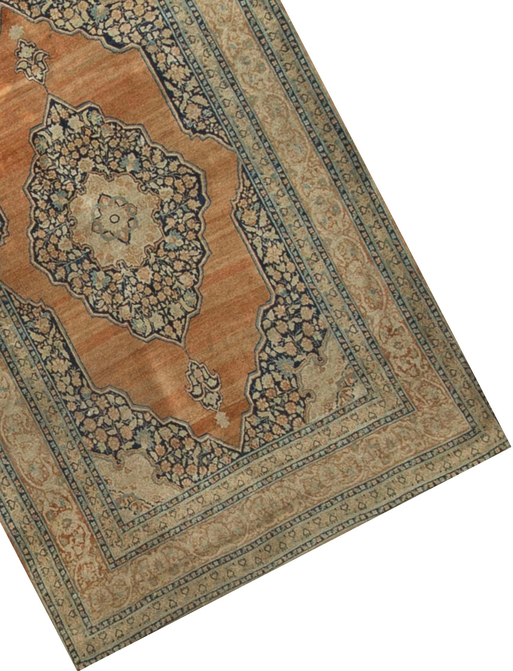 Tapis persan vintage Tabriz, circa 1930. Un tapis persan vintage Tabriz en laine nouée à la main, au design traditionnel, qui convient parfaitement à une pièce moderne ou conventionnelle. Taille : 4'3 x 6'3