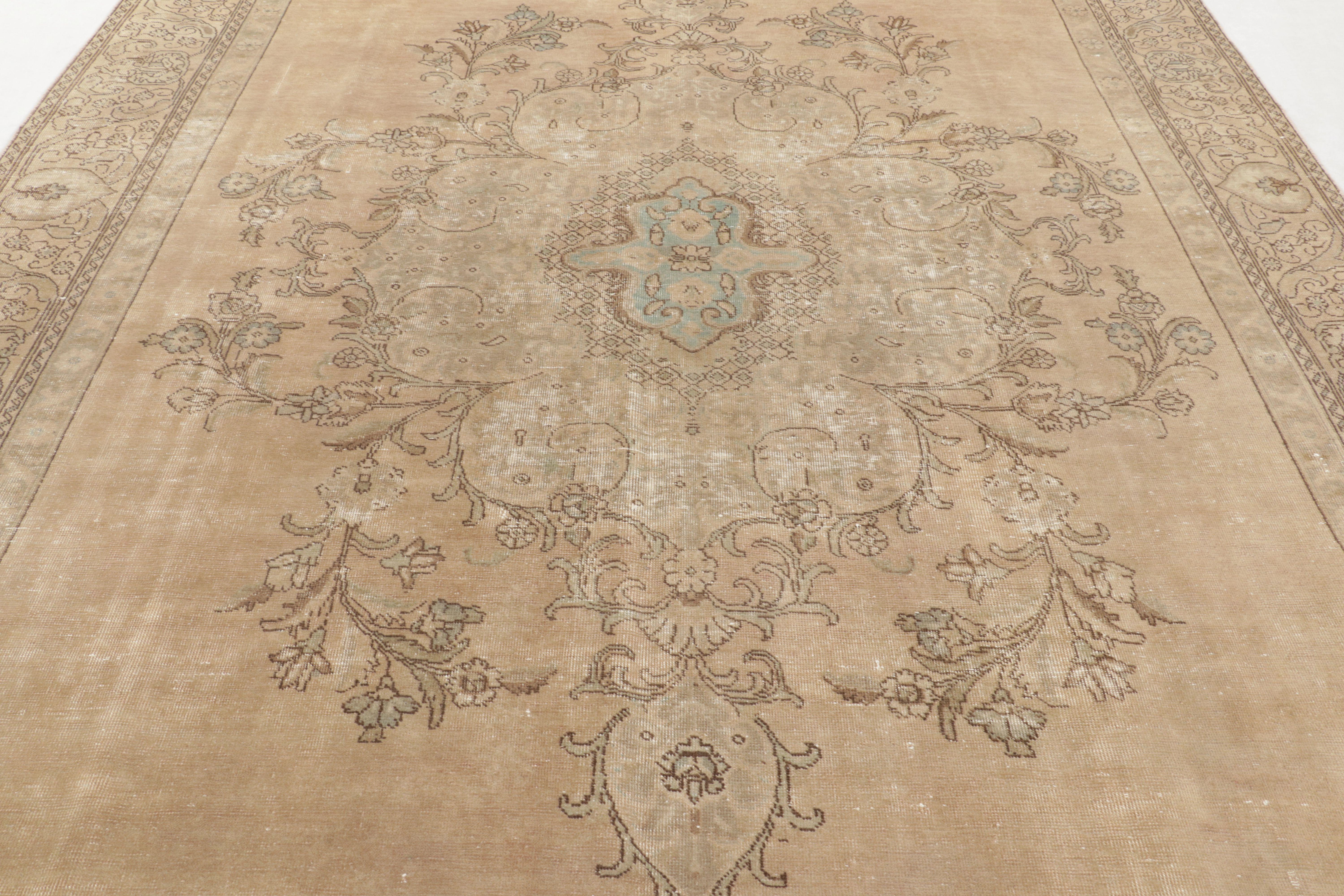  Réalisée en laine nouée à la main et datant d'environ 1970-1980, cette  Ce tapis Tabriz vintage 9x12 est un ajout distingué à la collection vintage de Rug & Kilim - un exemple de la légendaire tradition de tissage de Tabriz. Il présente un