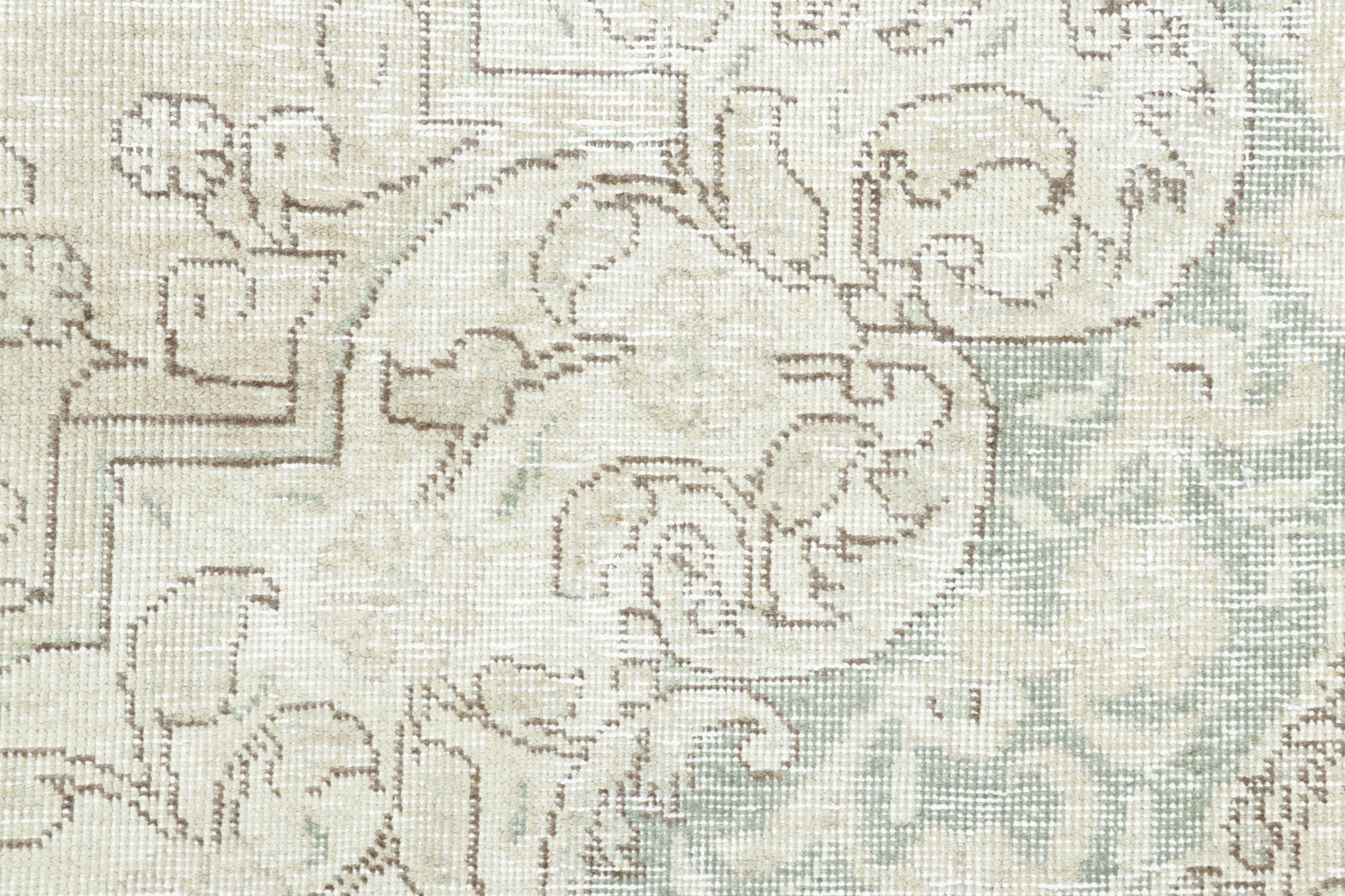 Perse Tapis persan vintage de Tabriz, Ethereal Garden en ivoire et Sage - Rug & Kilim en vente