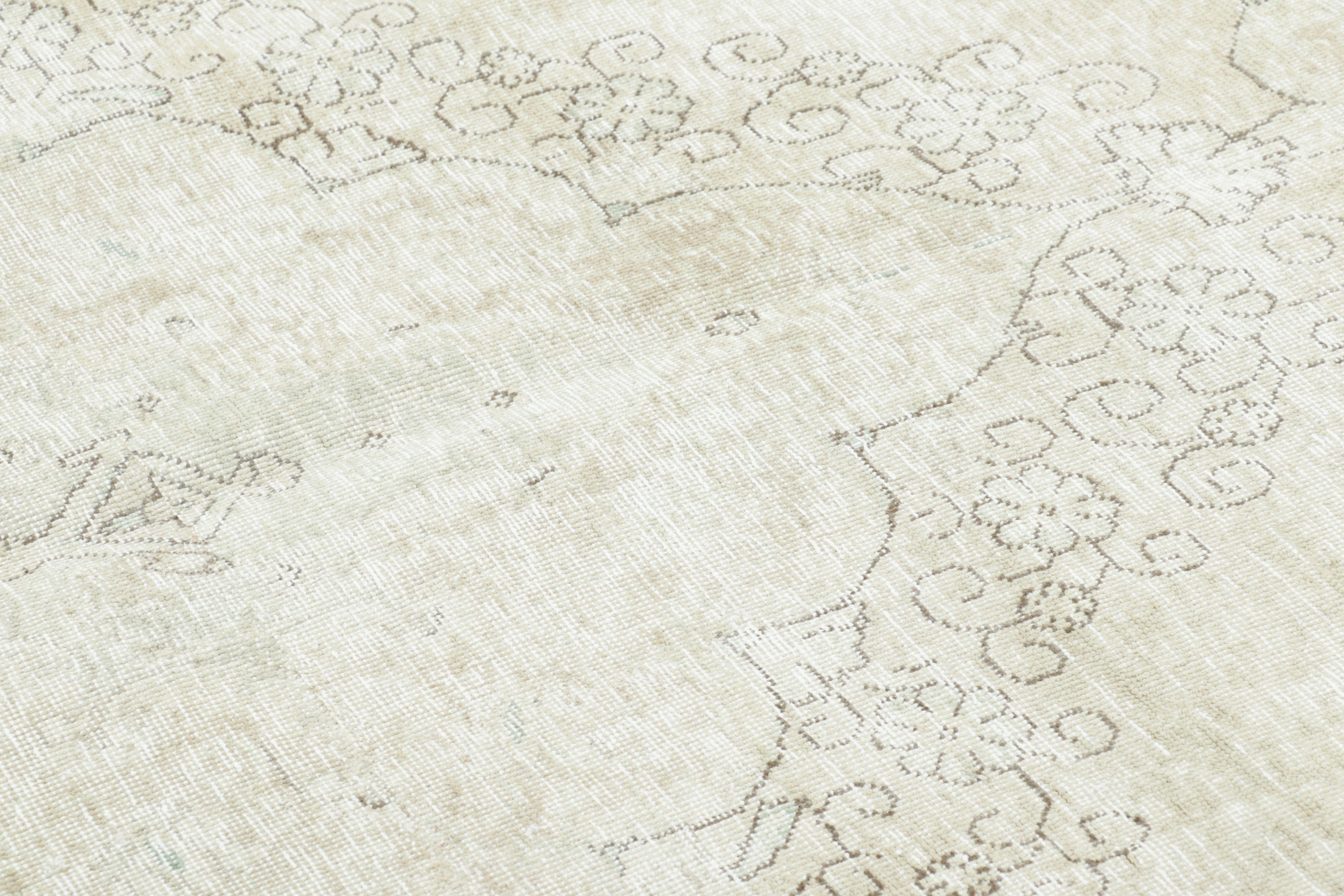 Noué à la main Tapis persan vintage de Tabriz, Ethereal Garden en ivoire et Sage - Rug & Kilim en vente