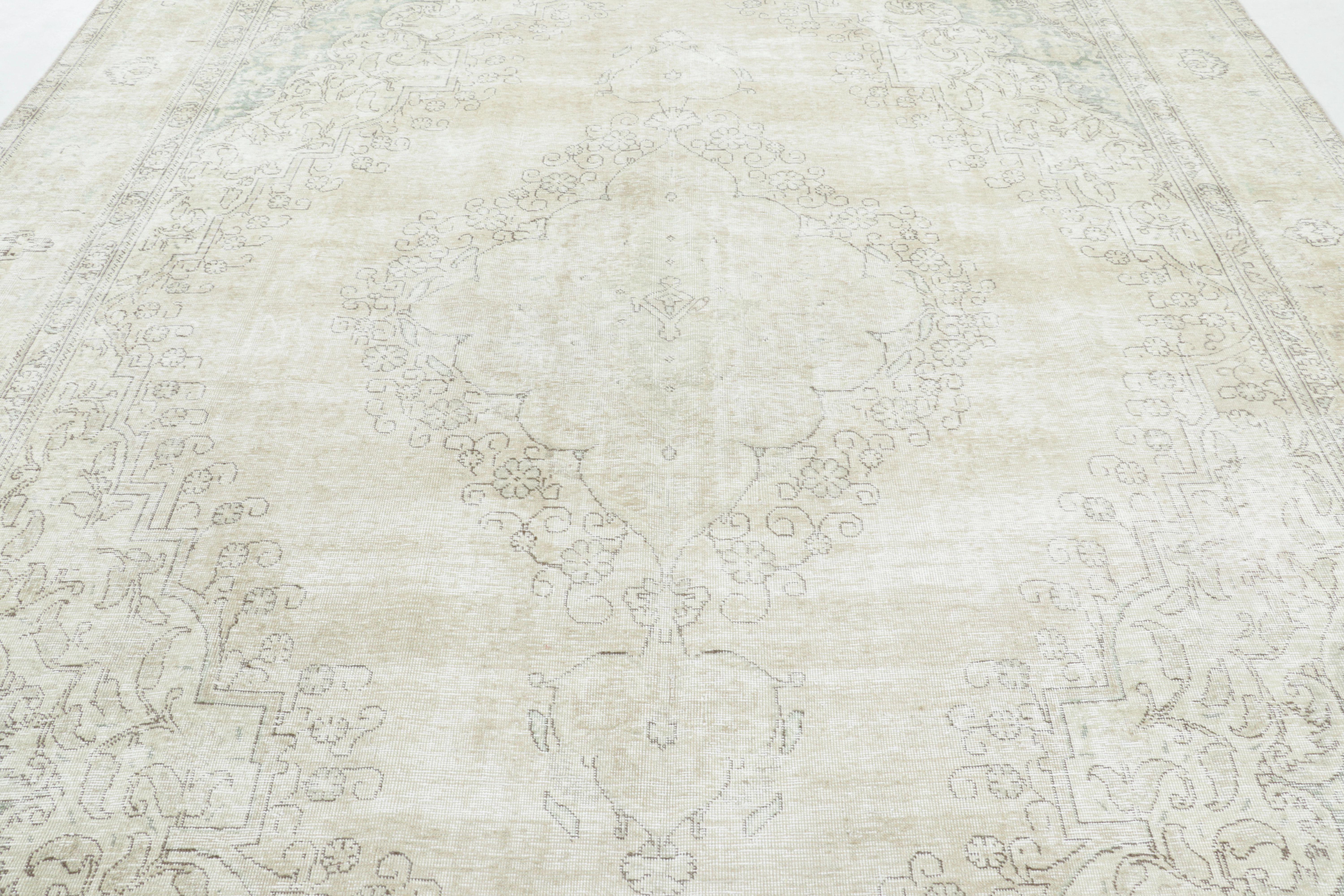 Tapis persan vintage de Tabriz, Ethereal Garden en ivoire et Sage - Rug & Kilim Bon état - En vente à Long Island City, NY