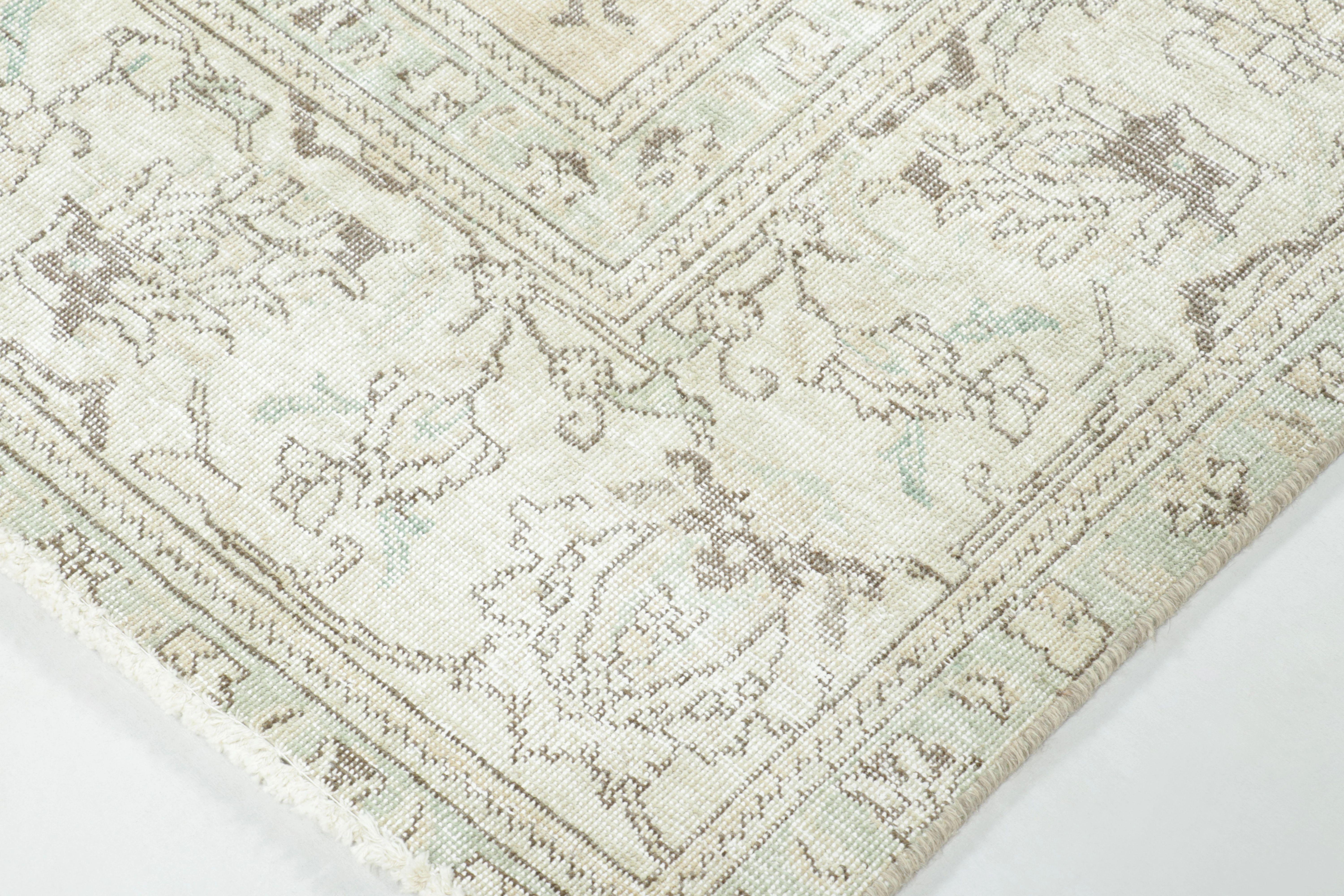  Fabriqué en laine nouée à la main et datant d'environ 1970-1980, ce tapis persan Tabriz 9x12 vintage représente un ajout vraiment distingué à la collection vintage de Rug & Kilim - un exemple de la légendaire tradition de tissage de Tabriz. Il