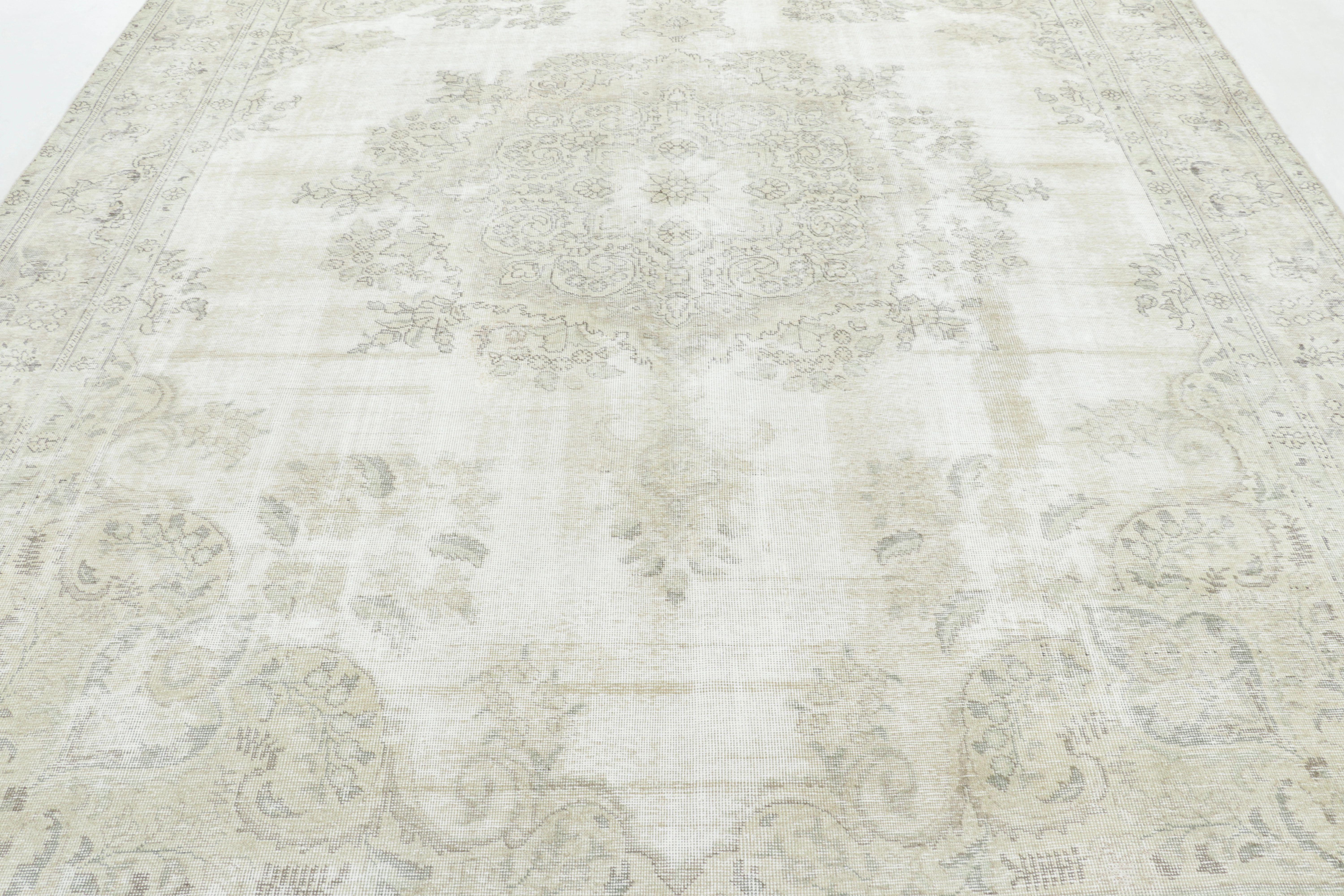  Fabriqué en laine nouée à la main et datant d'environ 1970-1980, ce tapis persan Tabriz 9x12 vintage représente un ajout vraiment distingué à la collection vintage de Rug & Kilim - un exemple de la légendaire tradition de tissage de Tabriz. Il