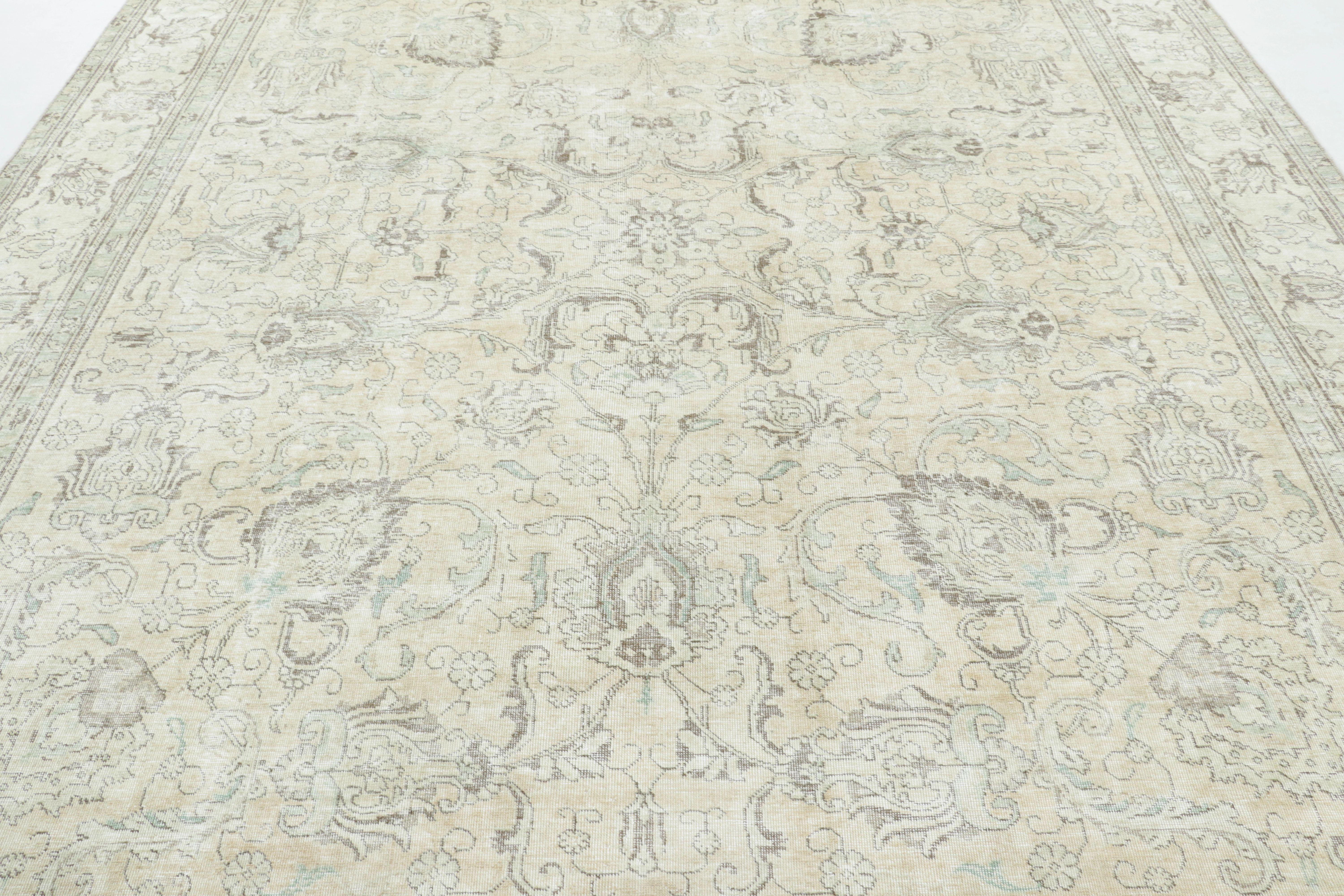 Perse Tapis persan vintage Tabriz, médaillon éthéré en ivoire et gris - Rug & Kilim en vente