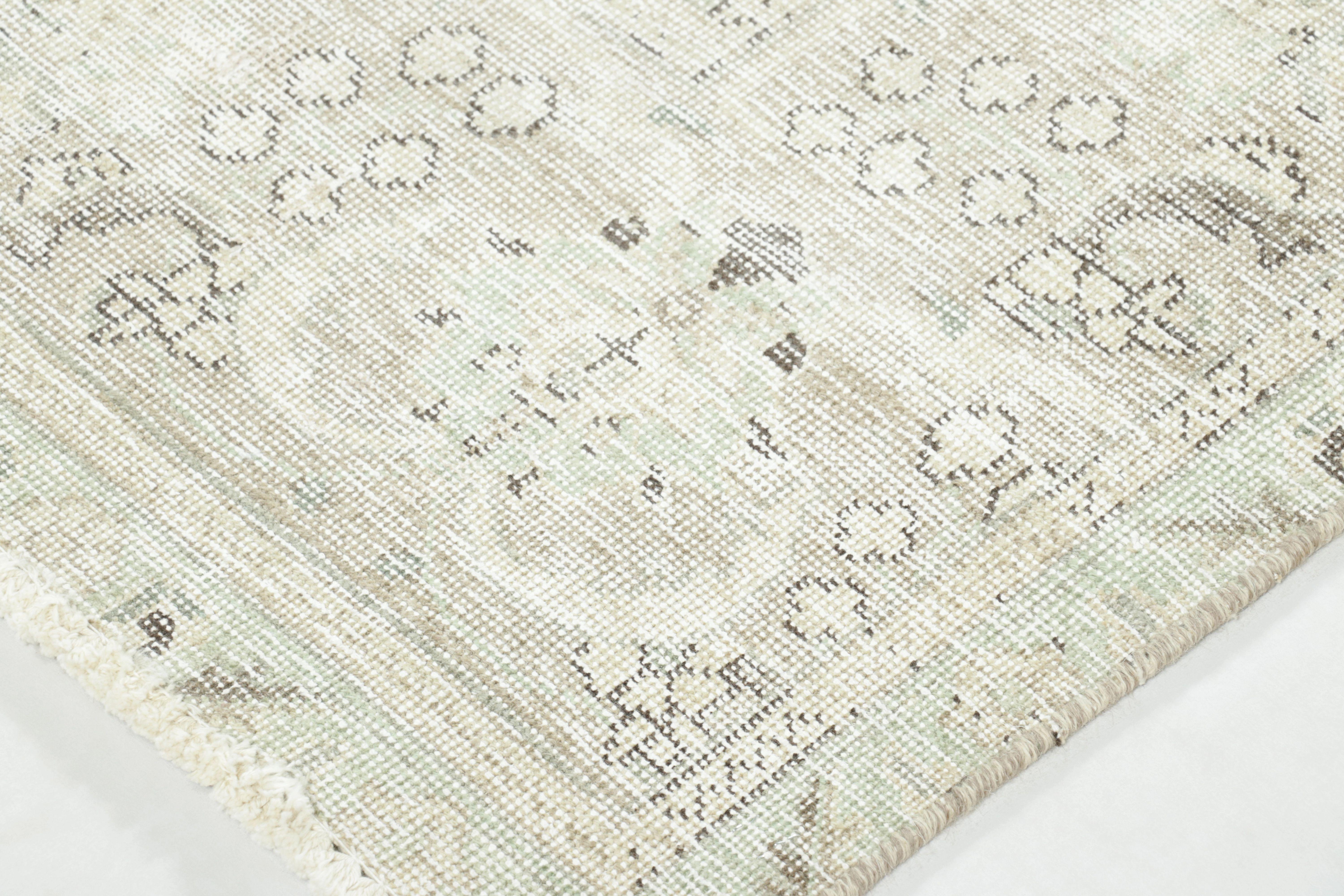 Noué à la main Tapis persan vintage Tabriz, médaillon éthéré en ivoire et gris - Rug & Kilim en vente