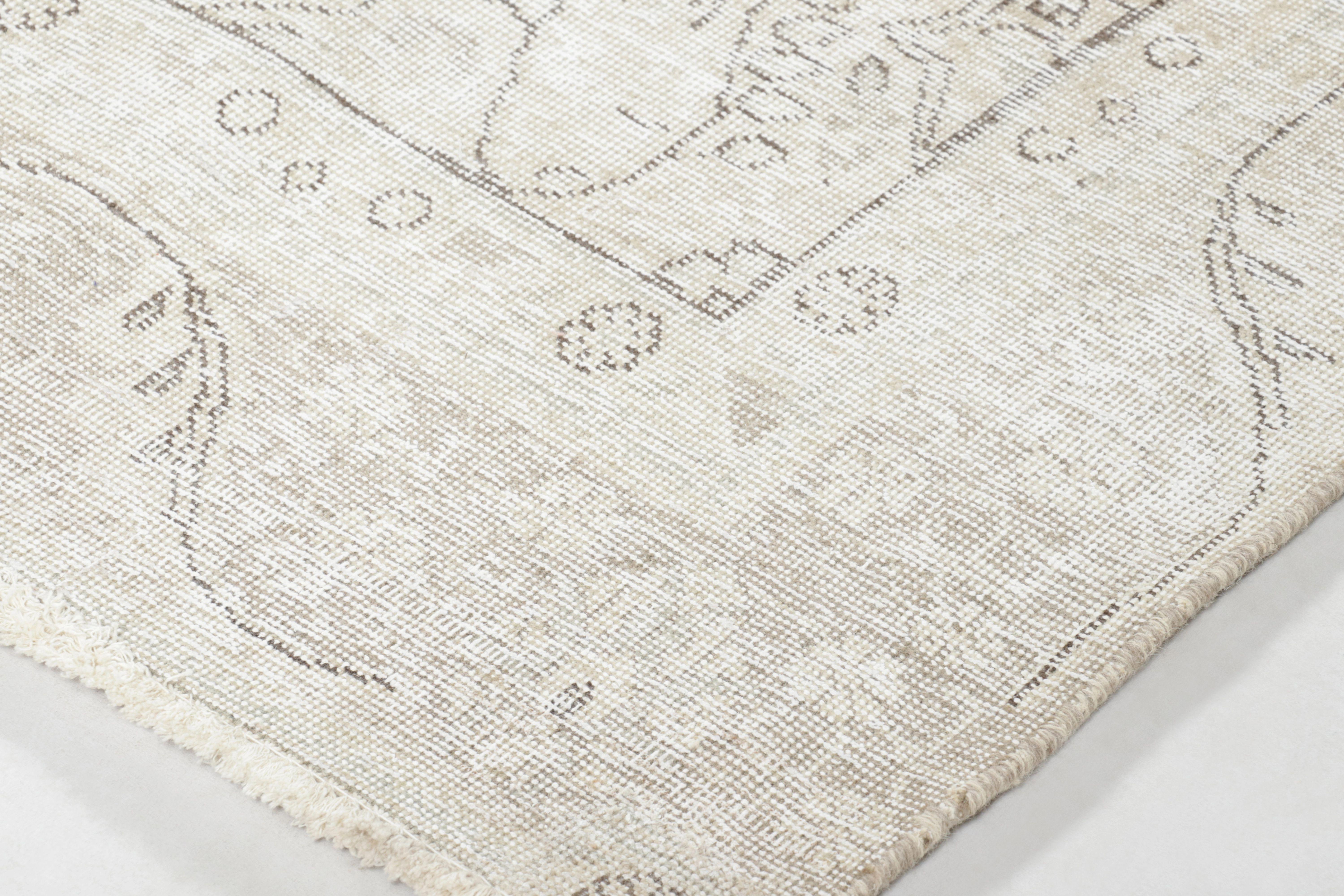 Fabriqué en laine nouée à la main et datant d'environ 1970-1980, ce tapis persan Tabriz vintage de 8 x 10 représente un ajout vraiment distingué à la collection vintage de Rug & Kilim - un exemple de la légendaire tradition de tissage de Tabriz. Il