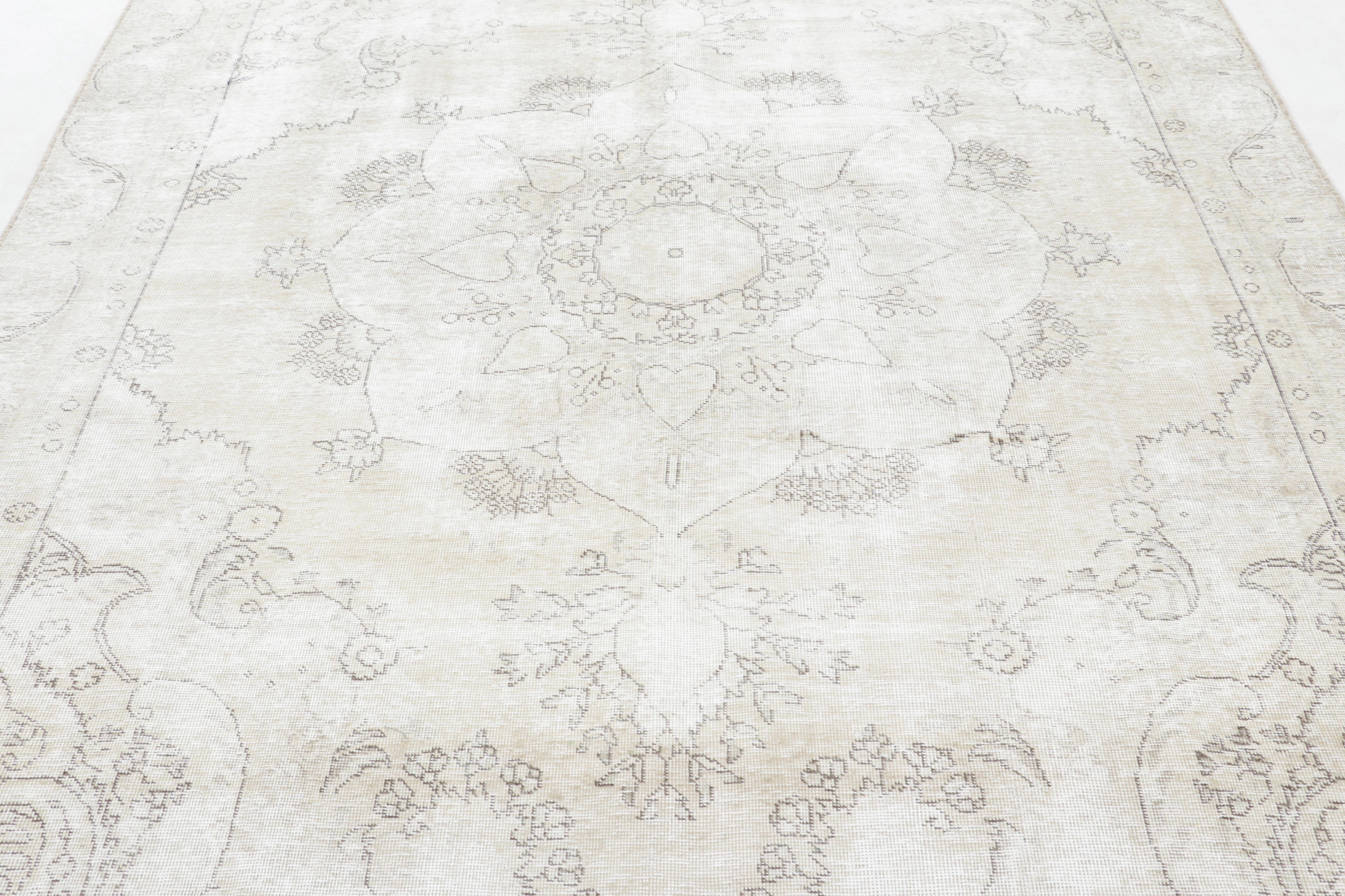 Perse Tapis persan vintage Tabriz, médaillon éthéré en ivoire et taupe - Rug & Kilim en vente