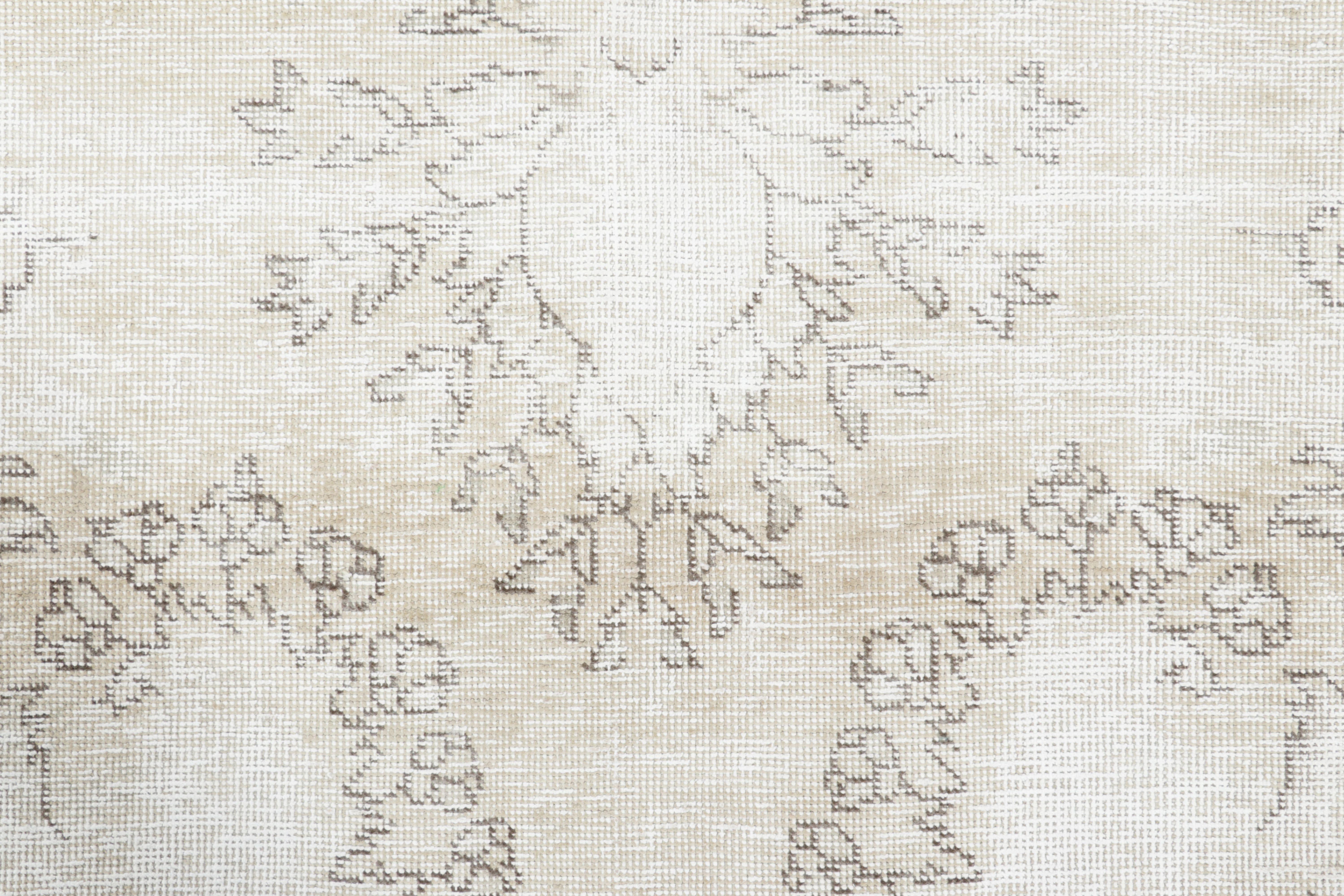 Noué à la main Tapis persan vintage Tabriz, médaillon éthéré en ivoire et taupe - Rug & Kilim en vente