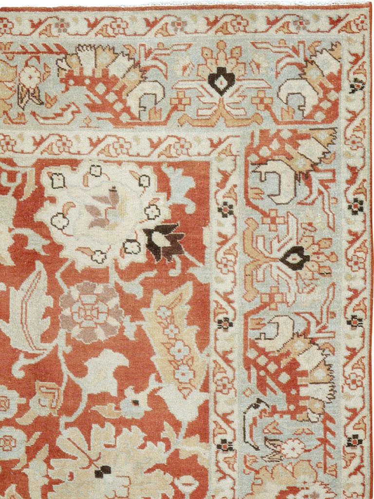 Un tapis Persan Tabriz vintage du milieu du 20ème siècle. Bien qu'il y ait un axe central vertical, les palmettes alignées sont différentes les unes des autres sur le sol en briques. Le dessin des principaux motifs de la bordure tend vers