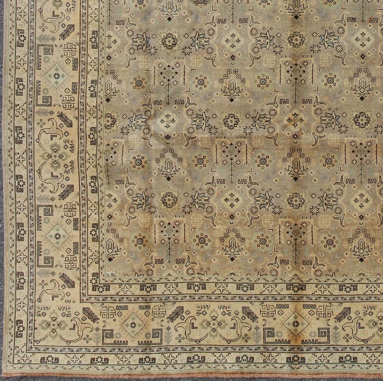 Vintage Persian Tabriz Rug with all over design in light colors, rug H-702-09, Persian semi antique Tabriz.
This lovely Mid-Century semi antique Persian Tabriz carpet bears an all-over sub-geometric design paired with a softly muted palette.