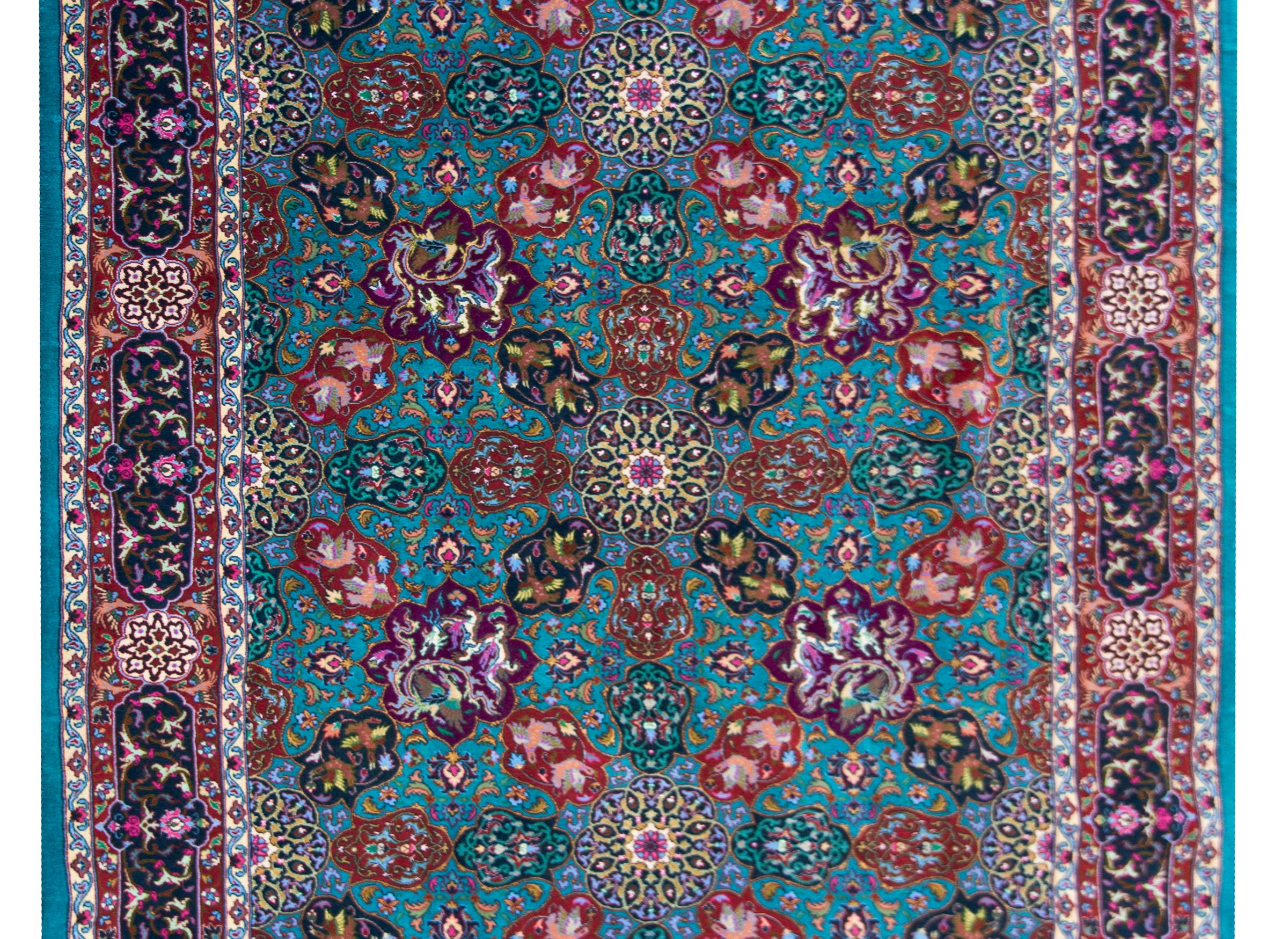 Ein persischer Täbriz-Teppich aus dem späten 20. Jahrhundert mit einem wundervollen, gespiegelten, stilisierten Blumenmuster in leuchtenden Pink-, Violett-, Gold-, Grün- und Crimson-Tönen auf einem blaugrünen Hintergrund.  Die breite Bordüre ist mit