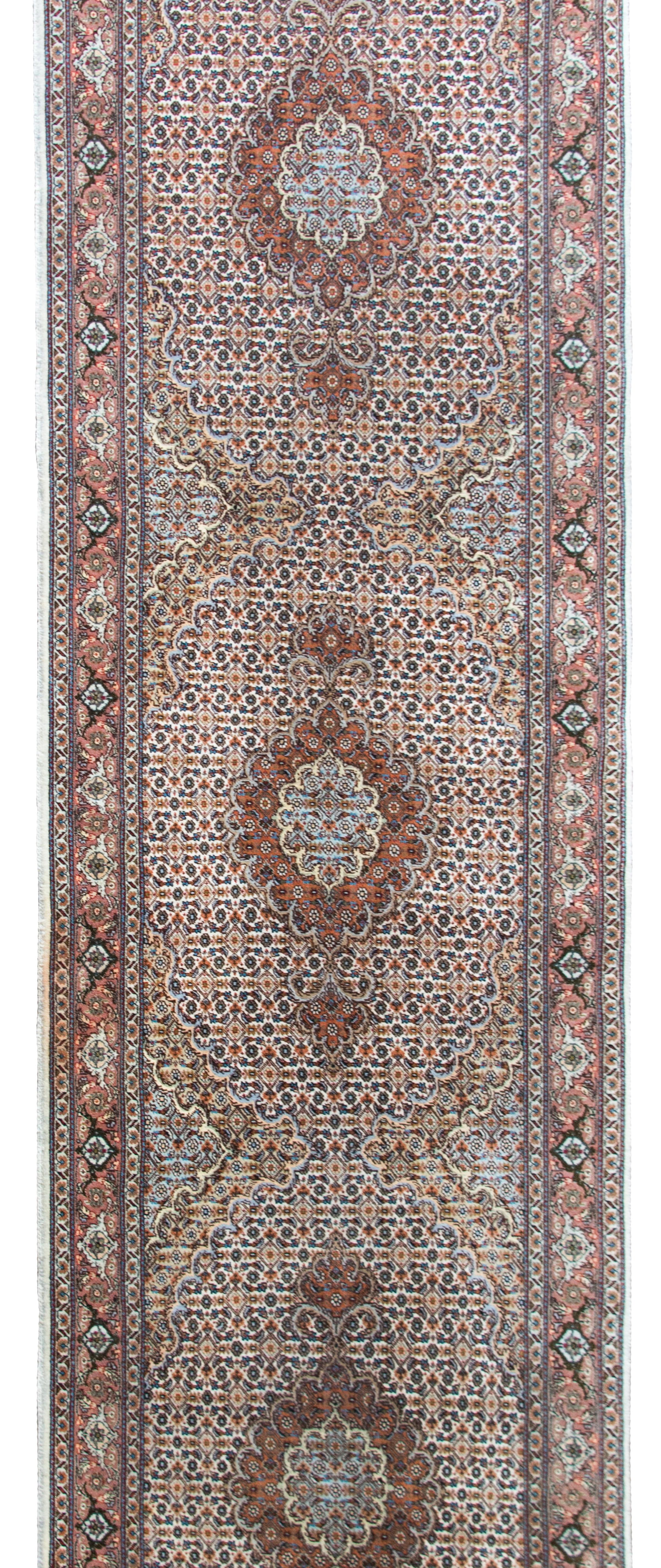 Ein wunderschöner persischer Täbriz-Teppich aus der Mitte des 20. Jahrhunderts mit drei floralen Medaillons, die sich vor einem Allover-Gittermuster mit stilisierten Fischen abzeichnen und von einer komplexen Bordüre mit stilisierten Blumen und