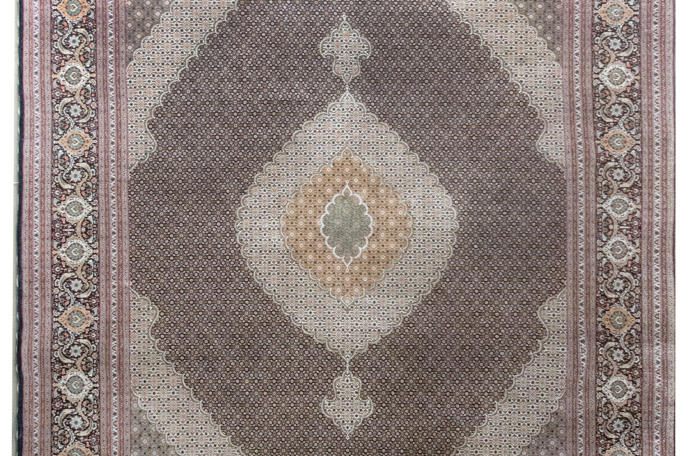 Un meraviglioso tappeto persiano Tabriz della fine del XX secolo con uno splendido motivo a pesci stilizzati, con migliaia di forme di pesci stilizzati intrecciati tra una miriade di fiori e foglie stilizzati, il tutto tessuto in varie tonalità di
