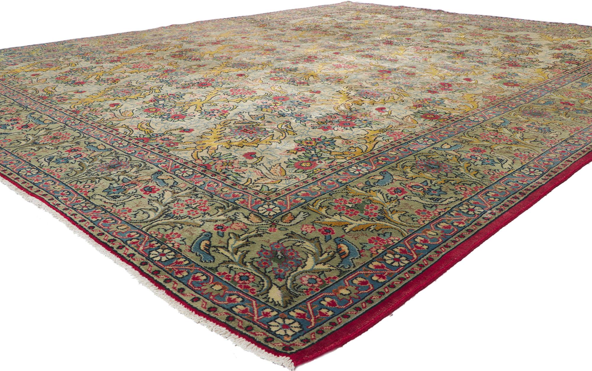 61126 Vintage Persisch Tabriz Teppich, 09'10 x 12'00. Dieser handgeknüpfte persische Tabriz-Teppich aus Wolle im Vintage-Stil besticht durch sein zeitloses Design und seine mühelose Schönheit. Das auffällige botanische Gitter und die verträumte