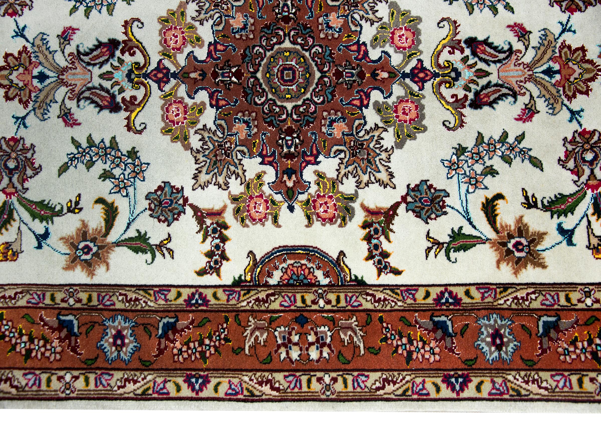 Vintage Persian Tabriz Rug In Good Condition For Sale In Chicago, IL
