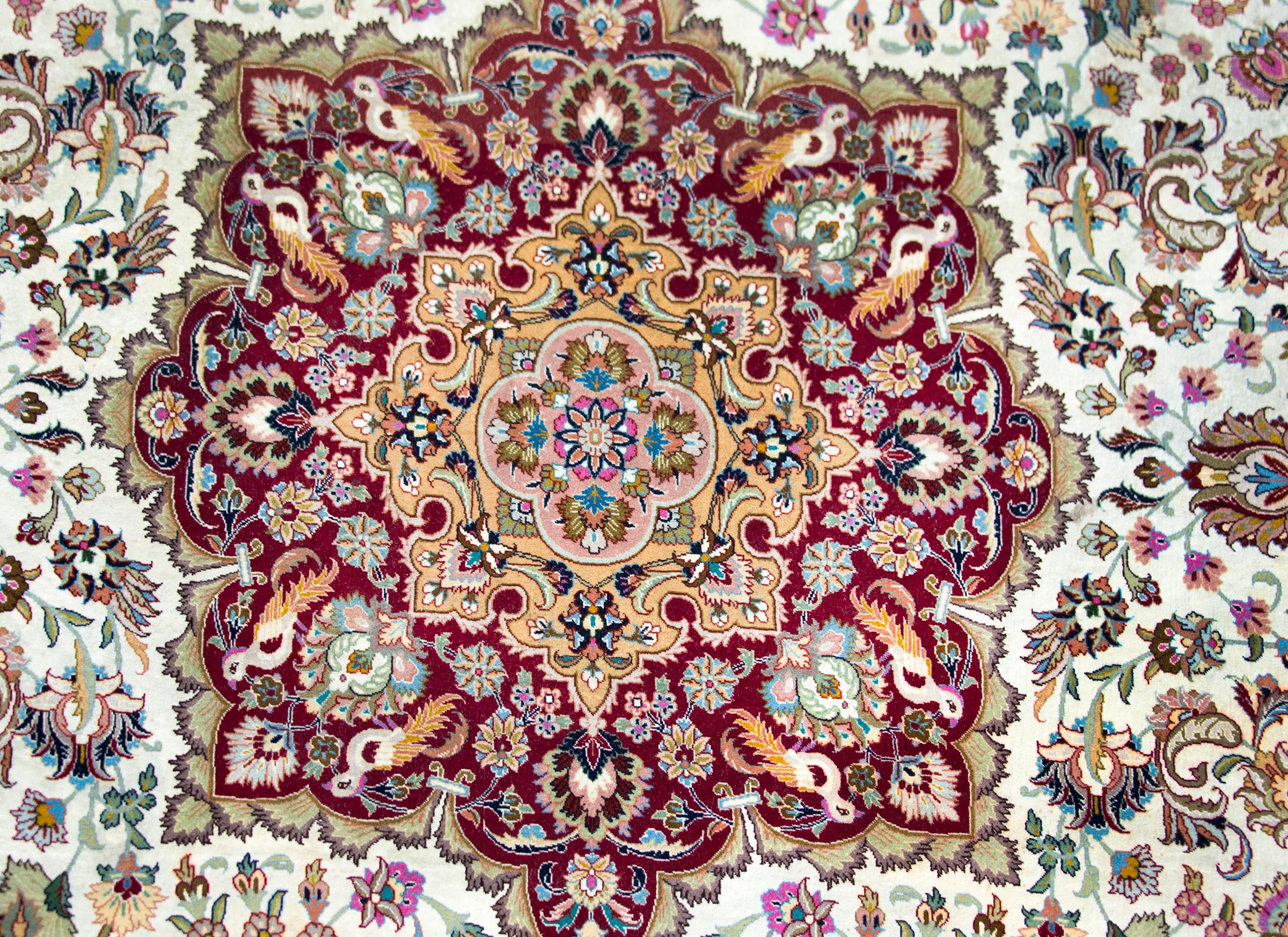 Alter persischer Täbris-Teppich (Wolle) im Angebot