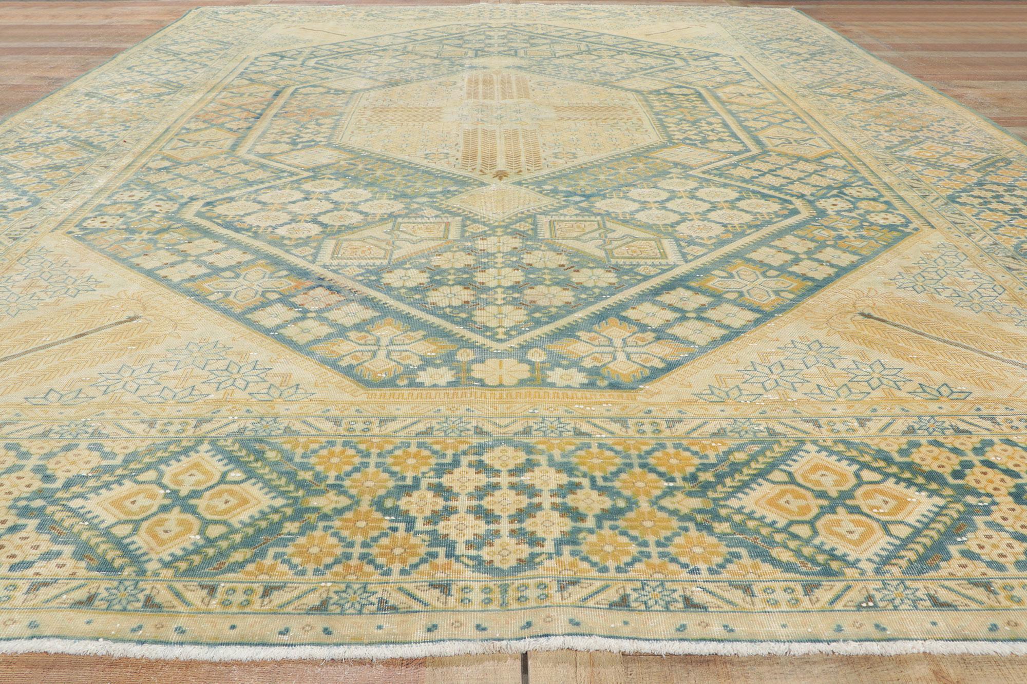 Tapis persan vintage de Tabriz aux couleurs douces délavées en vente 1