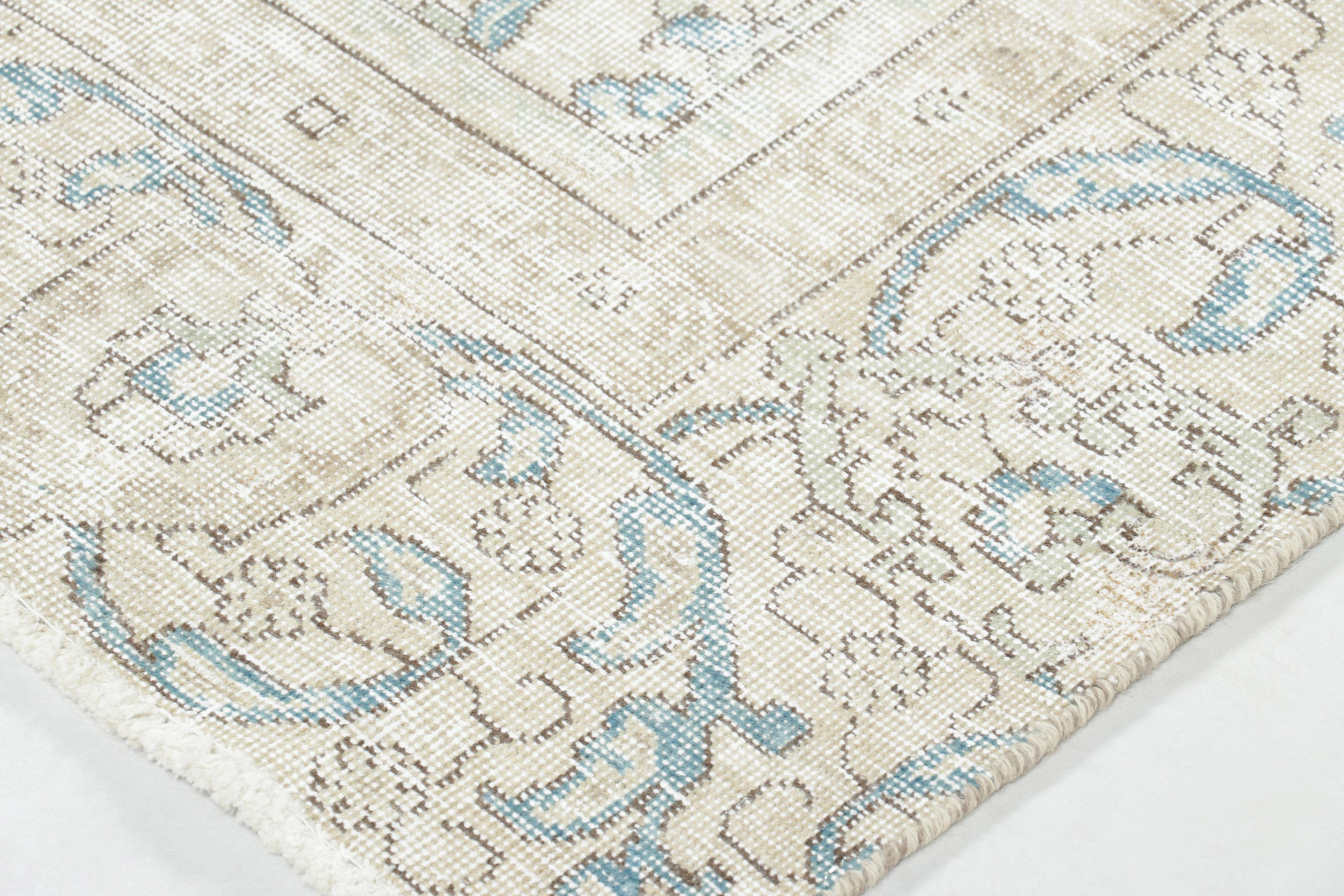  Fabricado con lana anudada a mano y originario de alrededor de 1970-1980, este  La alfombra Tabriz vintage de 9x11 representa una distinguida adición a la colección vintage de Rug & Kilim: un ejemplo de la legendaria tradición del tejido Tabriz. Su