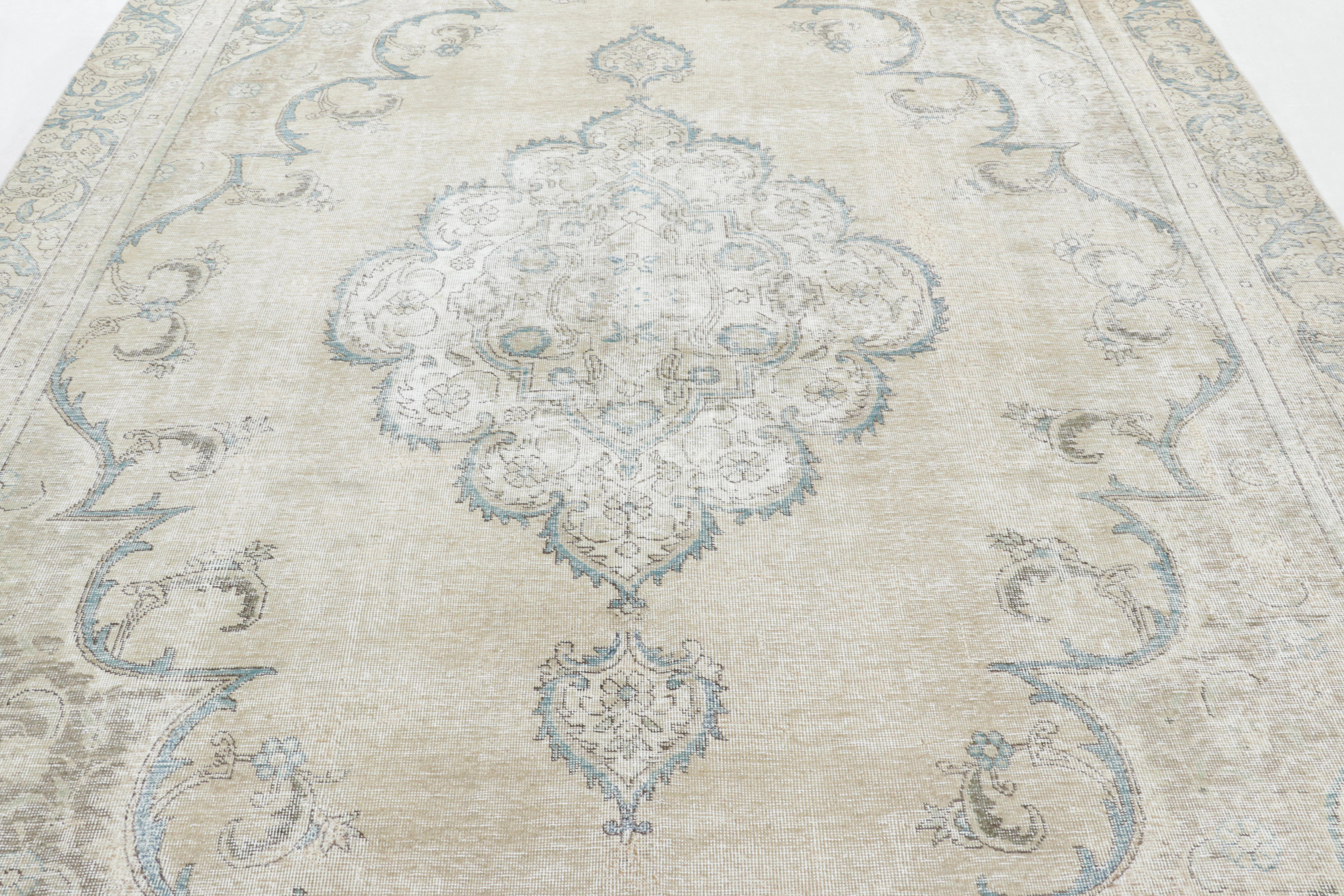 Alfombra Persa Tabriz Vintage, Medallón Fantasma en Beige y Azul-Gris - Rug & Kilim Anudado a mano en venta