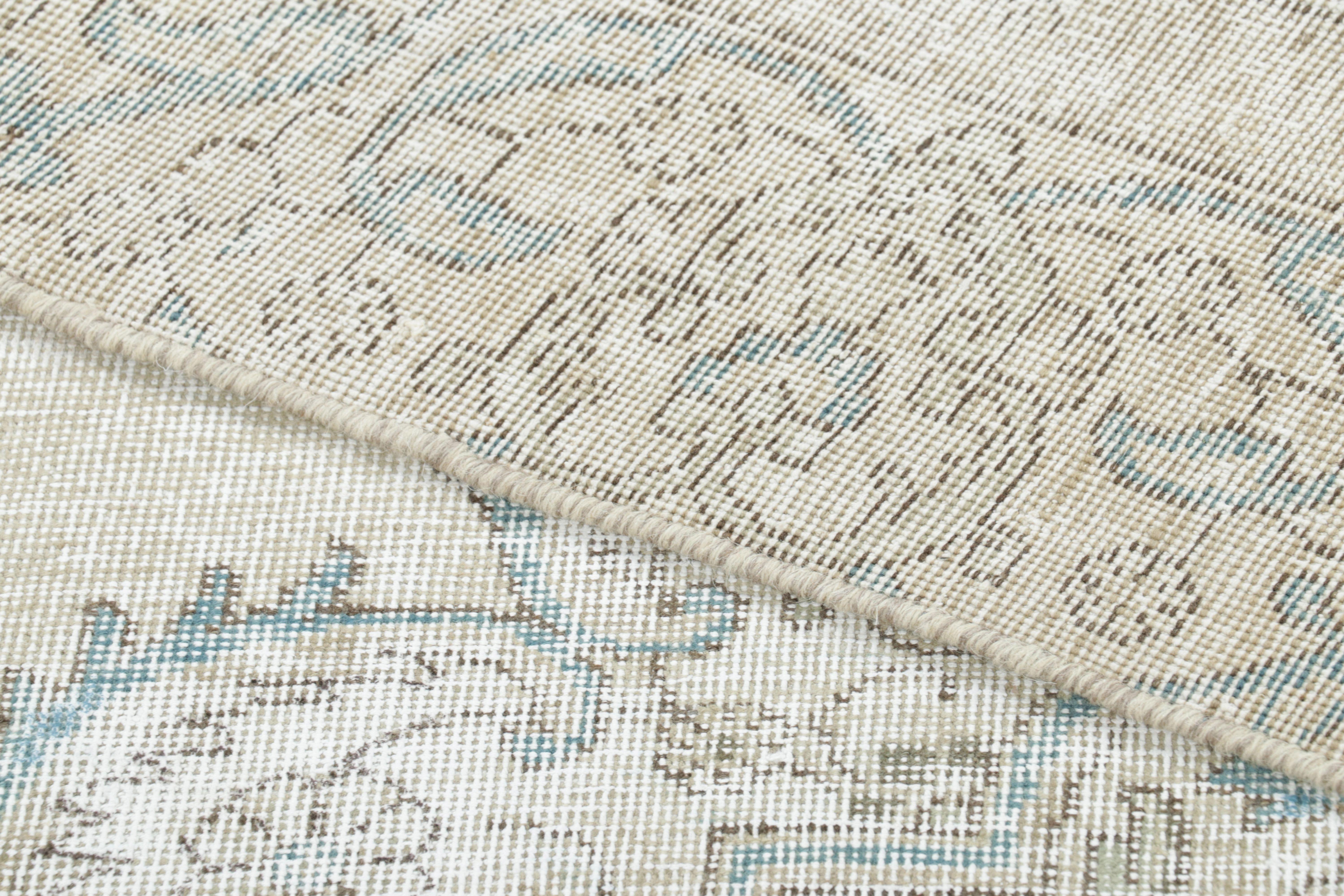 Alfombra Persa Tabriz Vintage, Medallón Fantasma en Beige y Azul-Gris - Rug & Kilim en venta 1