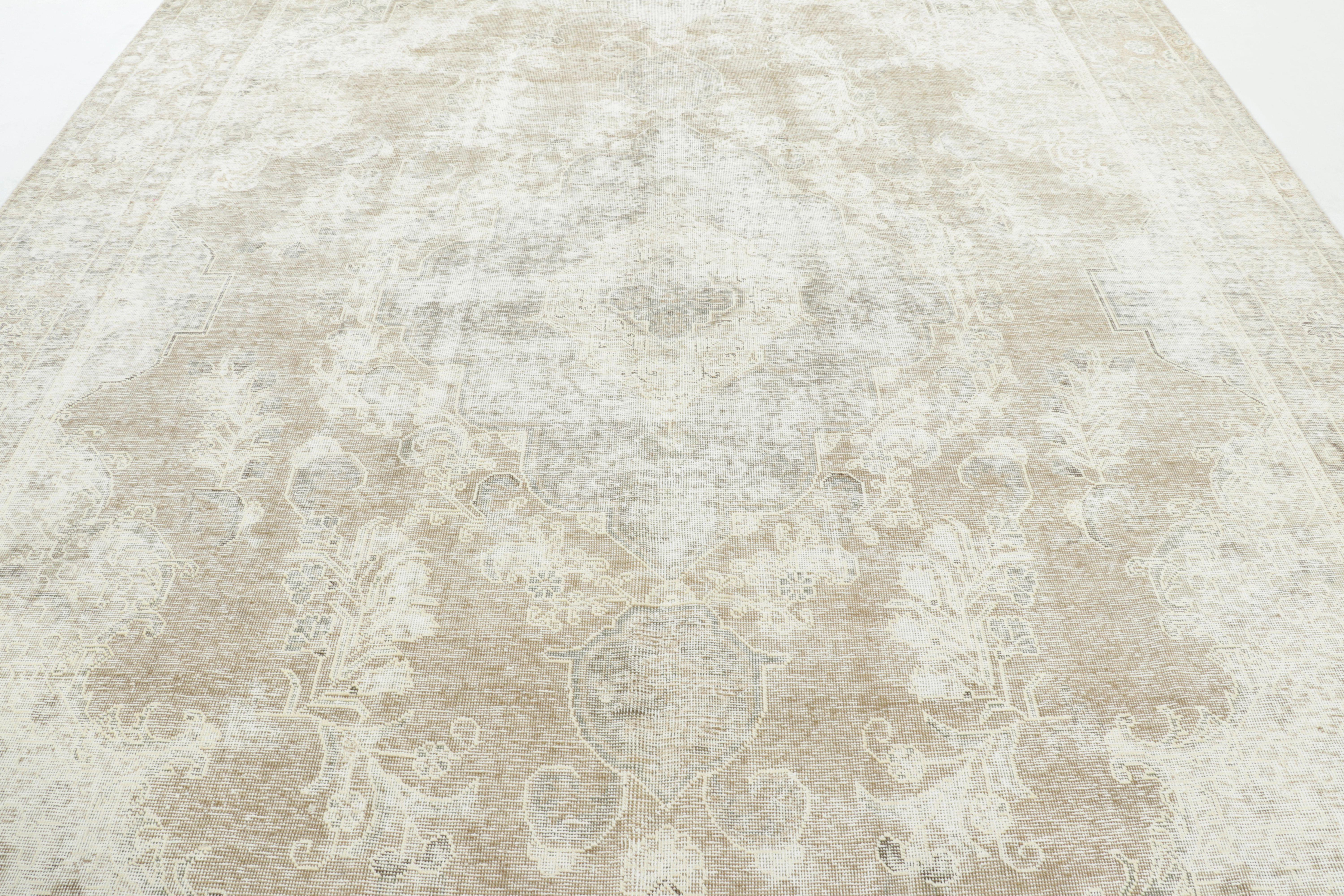  Cet exquis tapis persan Tabriz vintage 10x12 de la Collection Rug & Kilim a été noué à la main en laine fine vers 1970-1960 et présente un motif de médaillon serein et doucement dissous. Traitée à l'ancienne, sa texture lumineuse et vieillie met en