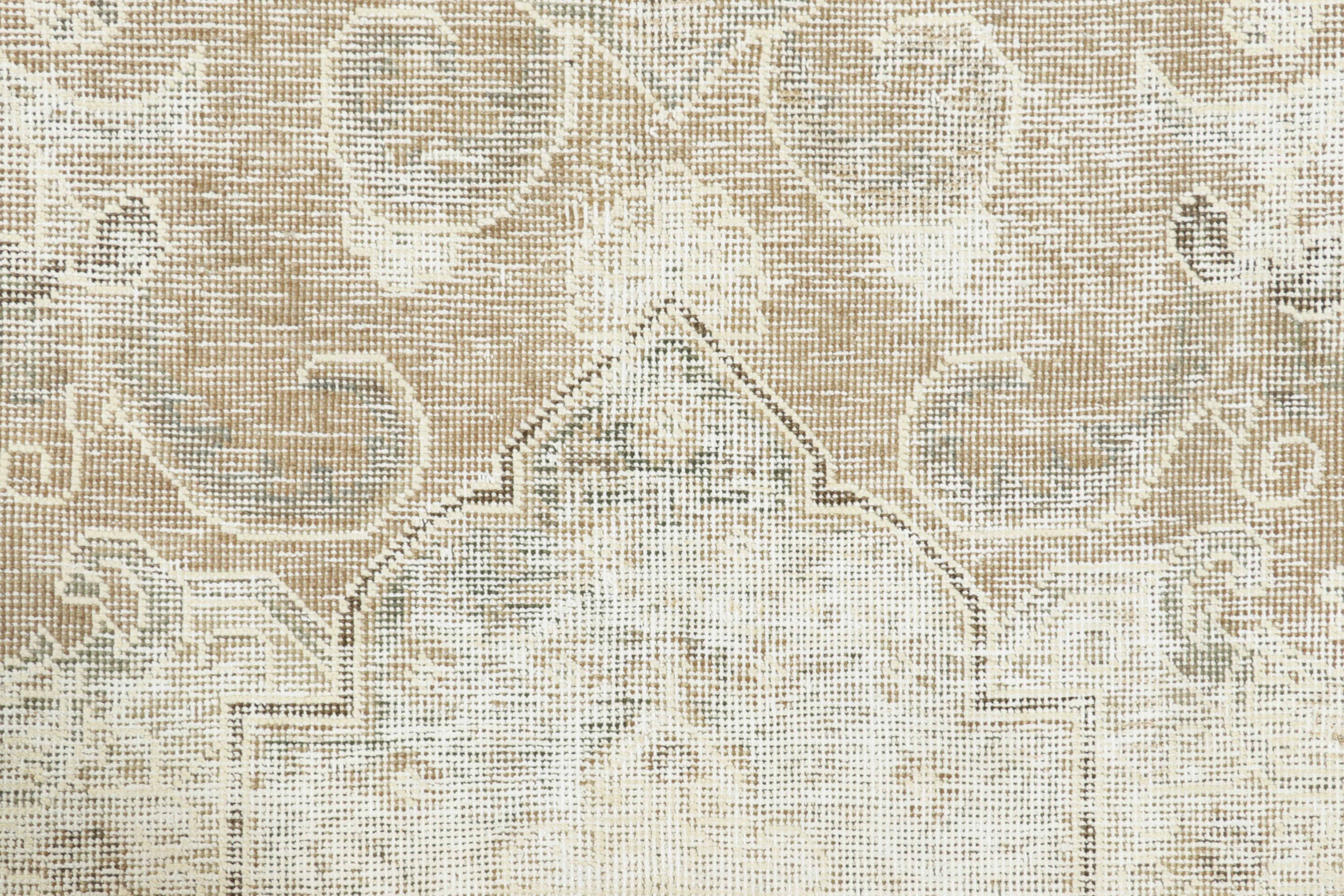 Noué à la main Tapis persan vintage Tabriz, médaillon fantôme en crème et taupe - Rug & Kilim en vente