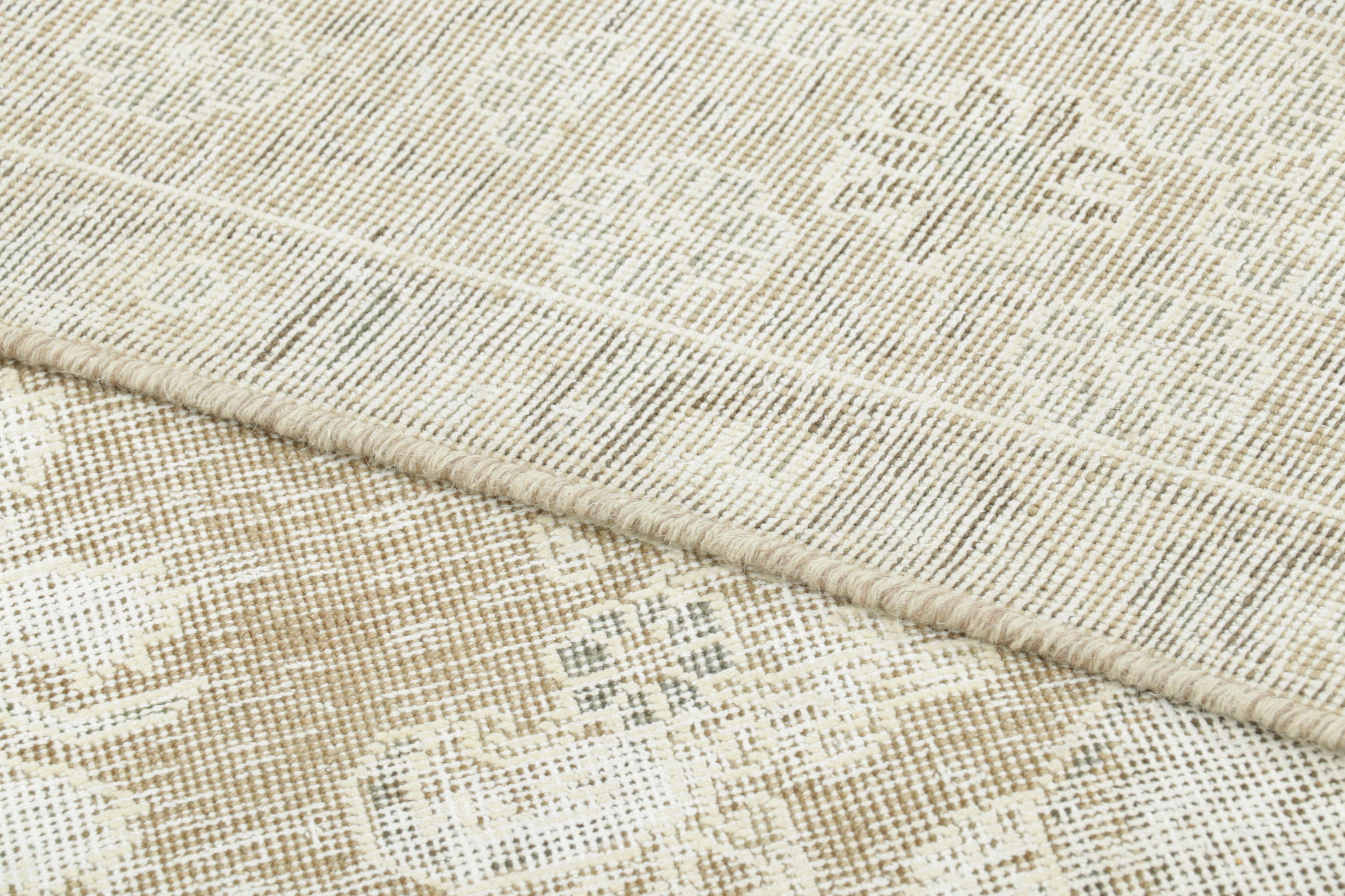 Laine Tapis persan vintage Tabriz, médaillon fantôme en crème et taupe - Rug & Kilim en vente