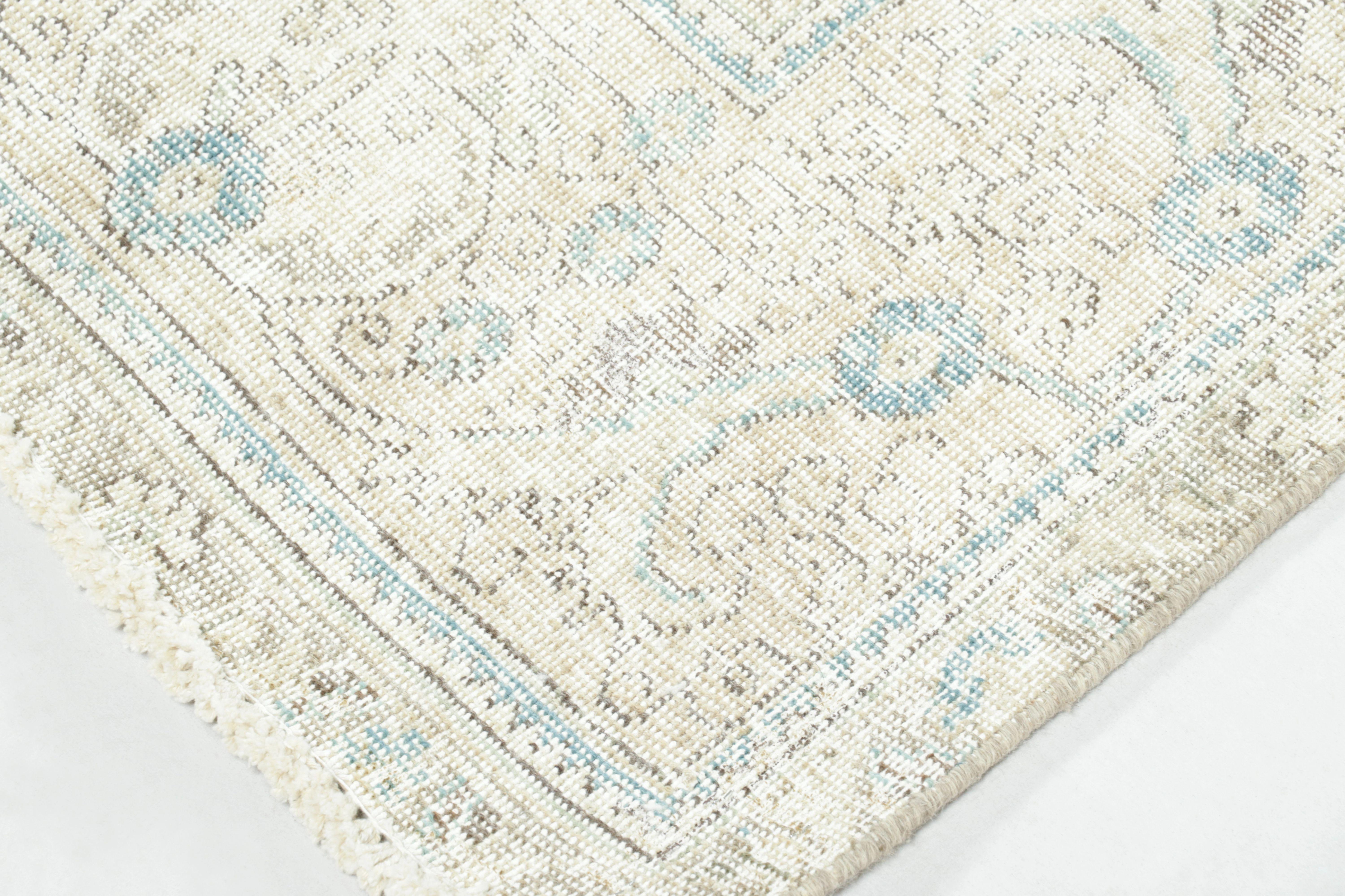 Fabricada con lana anudada a mano y originaria de alrededor de 1970-1980, esta alfombra persa Tabriz vintage de 9x12 representa una distinguida incorporación a la colección vintage de Rug & Kilim, un ejemplo de la legendaria tradición del tejido