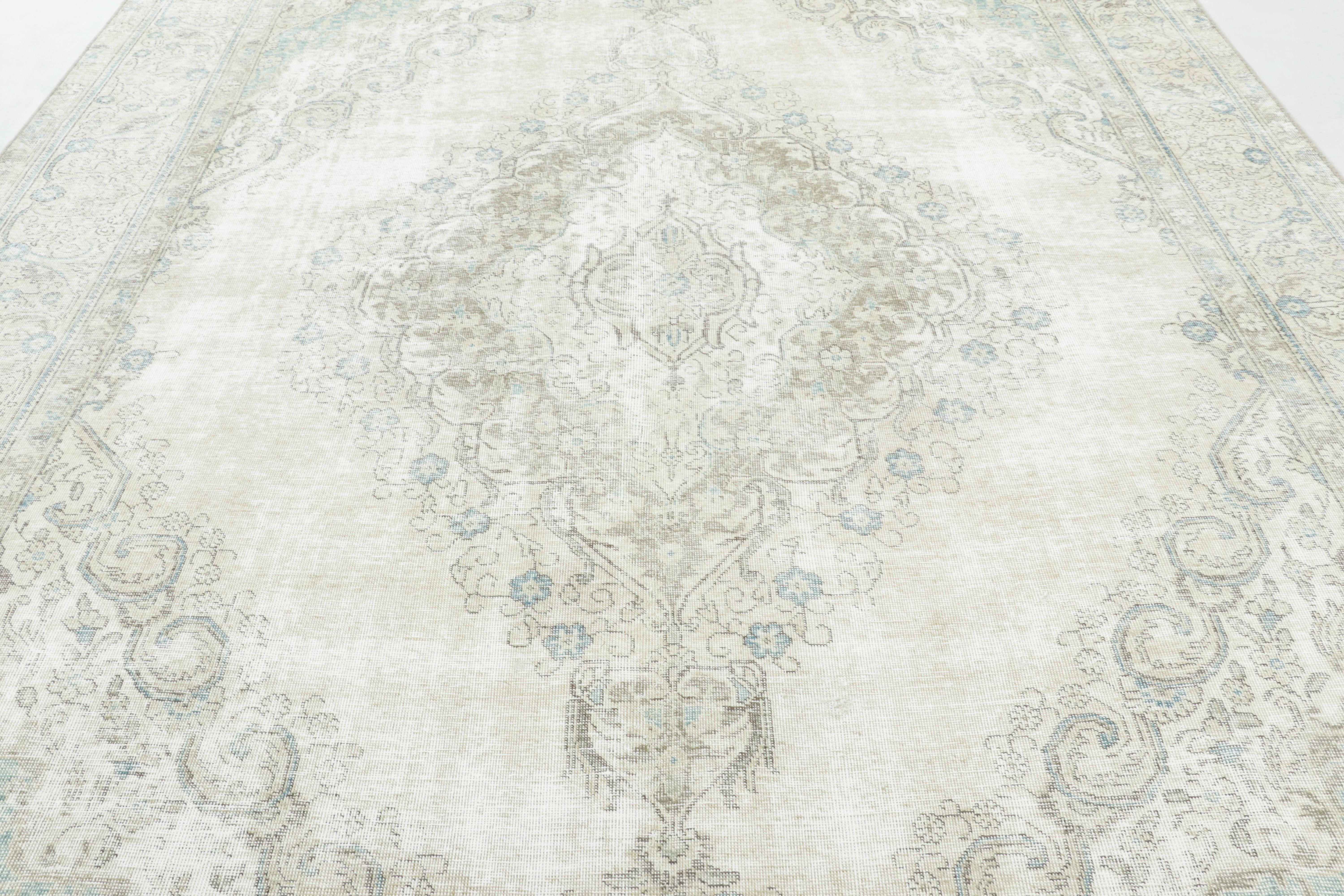 Alfombra Persa Tabriz Vintage, Medallón Fantasma en Marfil y Azul Cielo - Rug & Kilim finales del siglo XX en venta