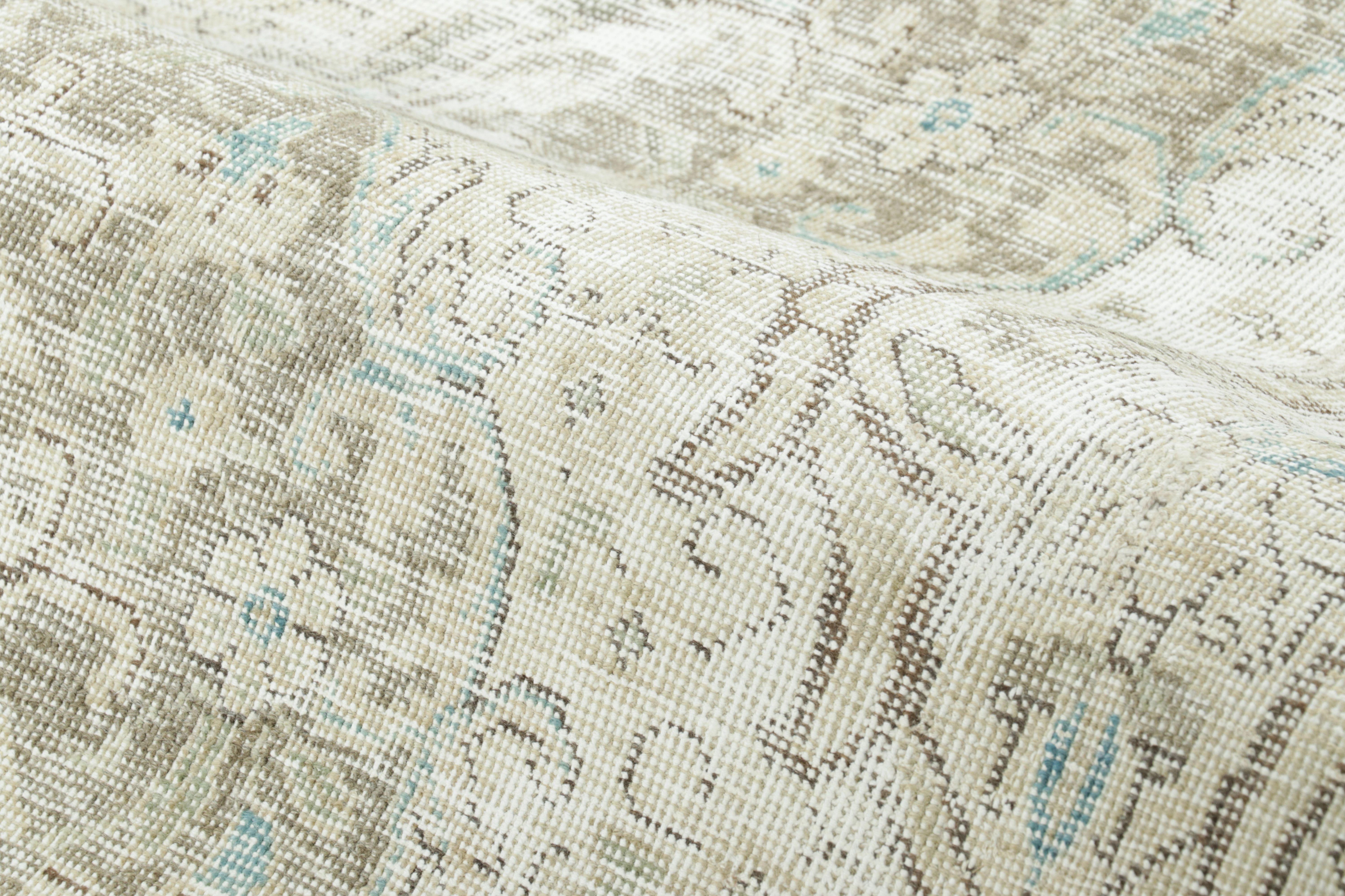 Alfombra Persa Tabriz Vintage, Medallón Fantasma en Marfil y Azul Cielo - Rug & Kilim Lana en venta