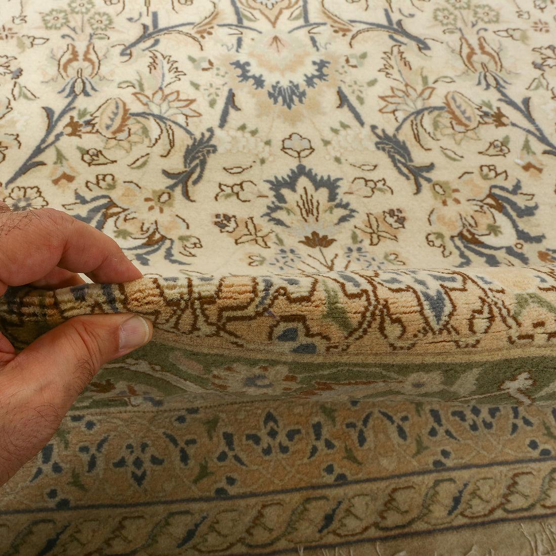Tappeto Tabriz vintage in kork e seta 16'4 X 11'3

Key Detail:
Pile: Kork (lana di agnello)
Fondazione: Seta
Origine: Tabriz
Design/One: Medaglione centrale
Età approssimativa: 70 anni
Qualità (KPI): 625
Condizioni: Buono
Dimensioni: 16'4 x