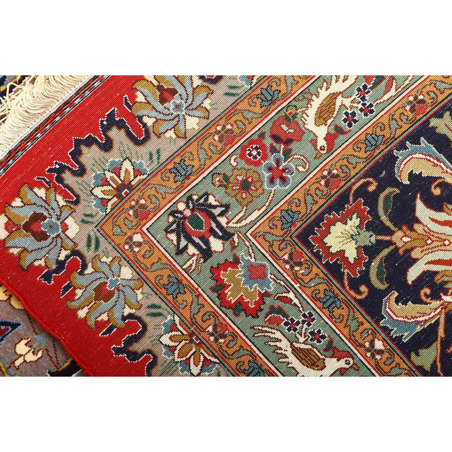 La storia dei tappeti di Tabriz risale al XVI secolo, durante la dinastia Safavide, quando Tabriz divenne un importante centro di tessitura di tappeti. La posizione strategica della città lungo la Via della Seta facilitava il commercio e lo scambio
