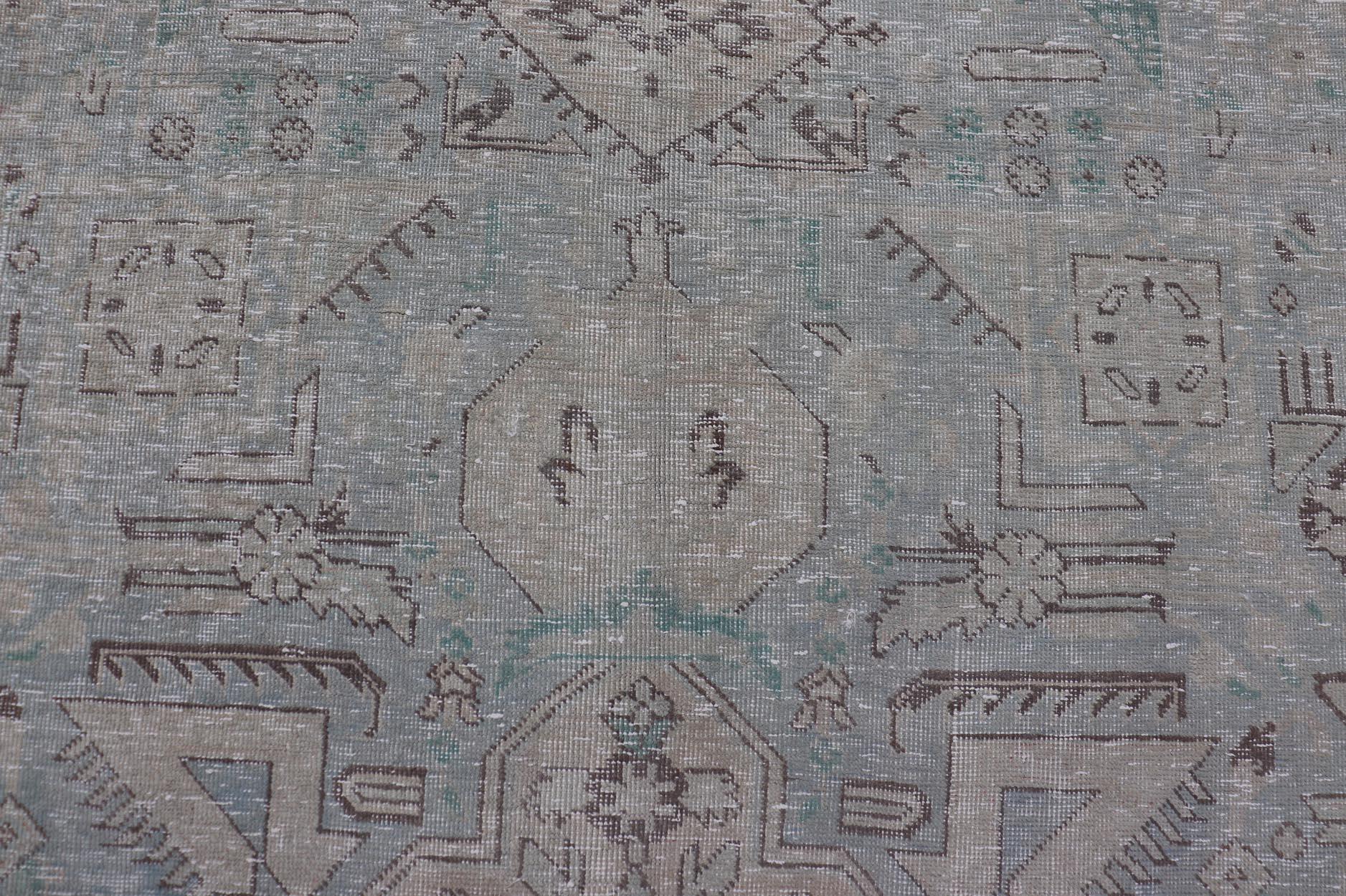 Alfombra persa tabriz vintage en tonos azul claro y tierra de Keivan Woven Arts en venta 1