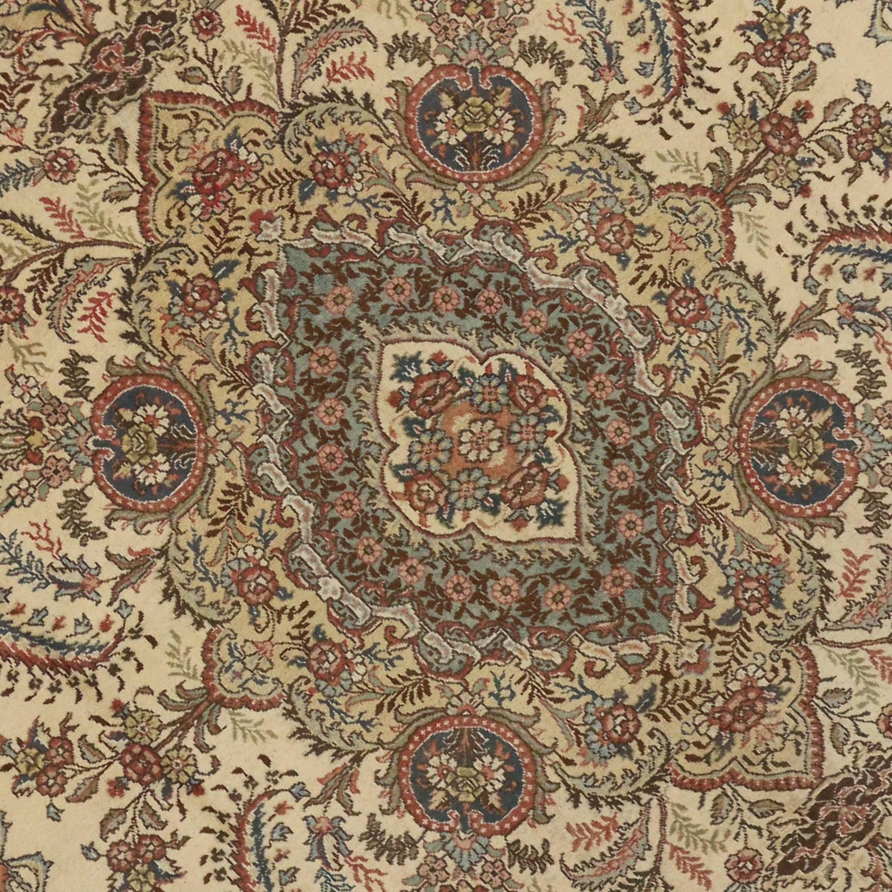 Vintage Persian Tabriz Rug in Light Colors In Good Condition For Sale In Dallas, TX