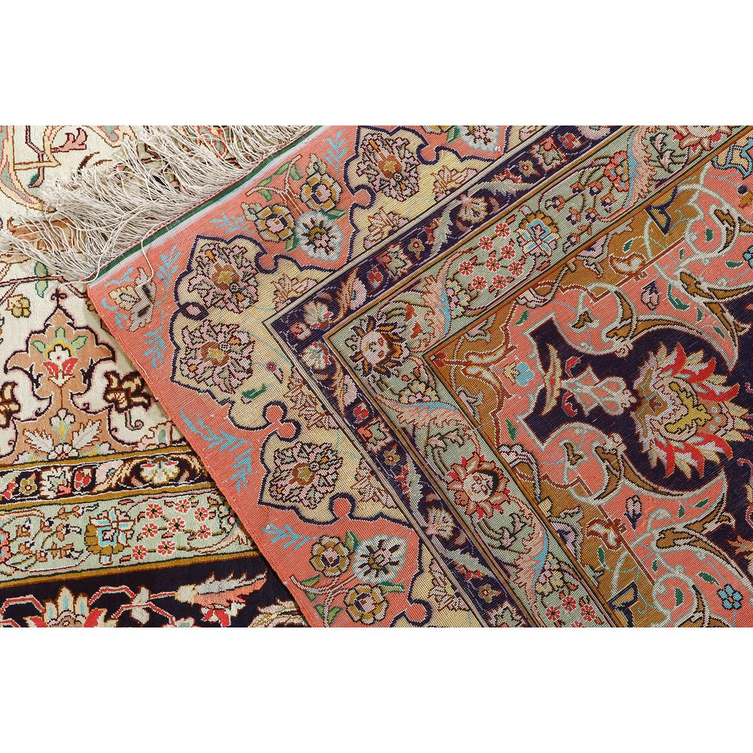 Tappeto Tabriz vintage in seta 19'6 X 12'11

Key Detail:
Pile: Seta
Fondazione: Seta
Origine: Tabriz
Design/One: MEDAGLIONE CENTRALE
Età approssimativa: 60 ANNI
Qualità (KPI): 500
Condizioni: Buono
Dimensioni: 19'6 x 12'11
Numero di inventario: