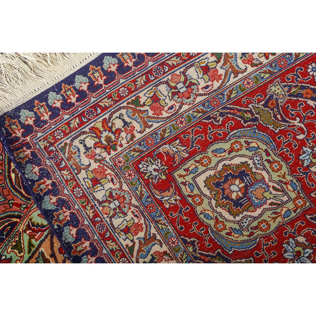 Tappeto Tabriz vintage in lana e seta 13'2 X 9'10

Key Detail:
Pile: Lana
Fondazione: Seta
Origine: Tabriz
Design/One: Ghonbad
Età approssimativa: 55 anni
Qualità (KPI): 500
Condizioni: Buono
Dimensioni: 13'2 x 9'10
Numero di inventario: