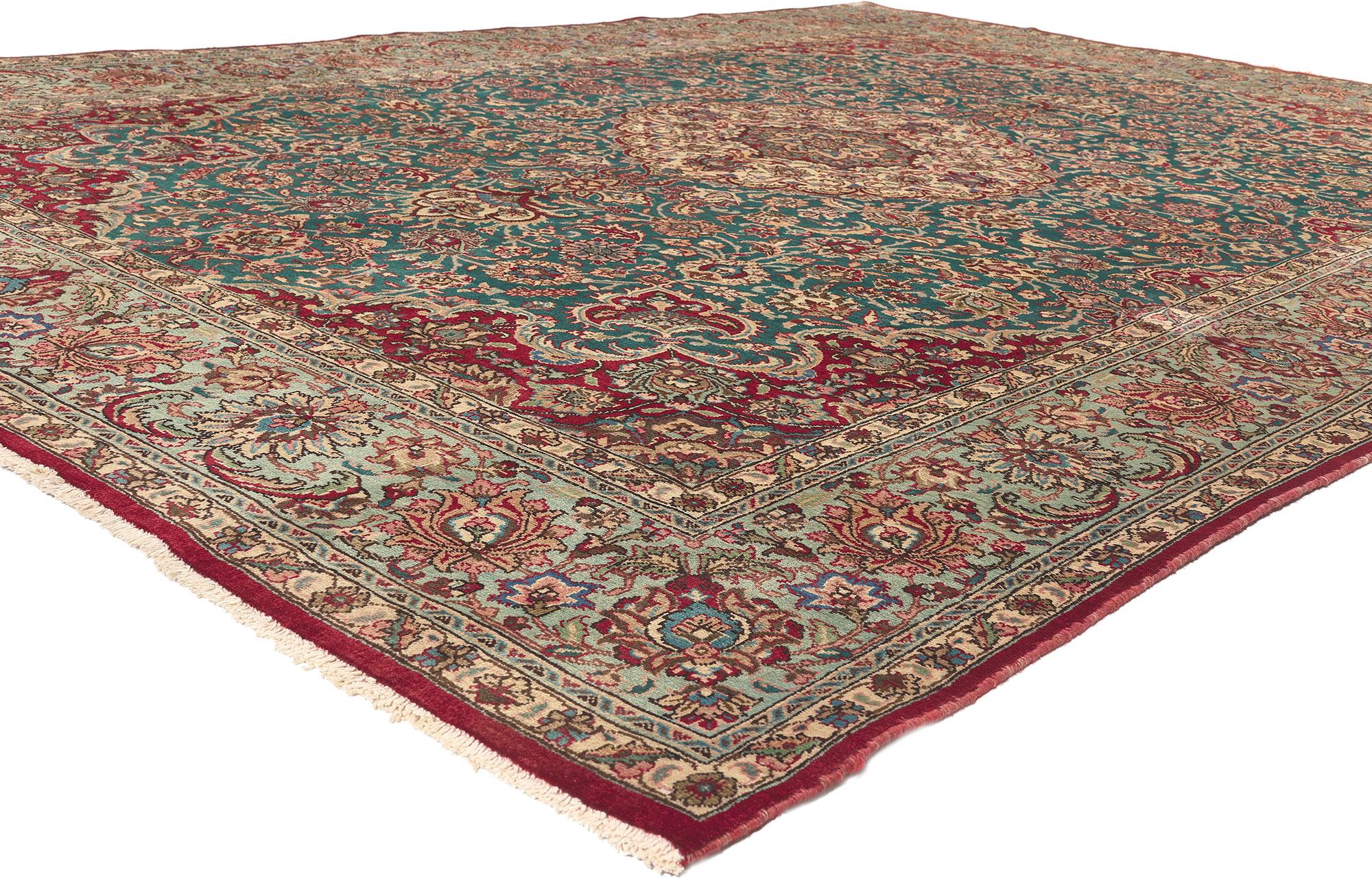 75351 Tapis persan vintage Tabriz, 08'01 x 11'06.
Le charme royal rencontre la sophistication élégante dans ce tapis Tabriz persan vintage en laine nouée à la main. Les détails botaniques décadents et la riche palette de couleurs tissée dans cette
