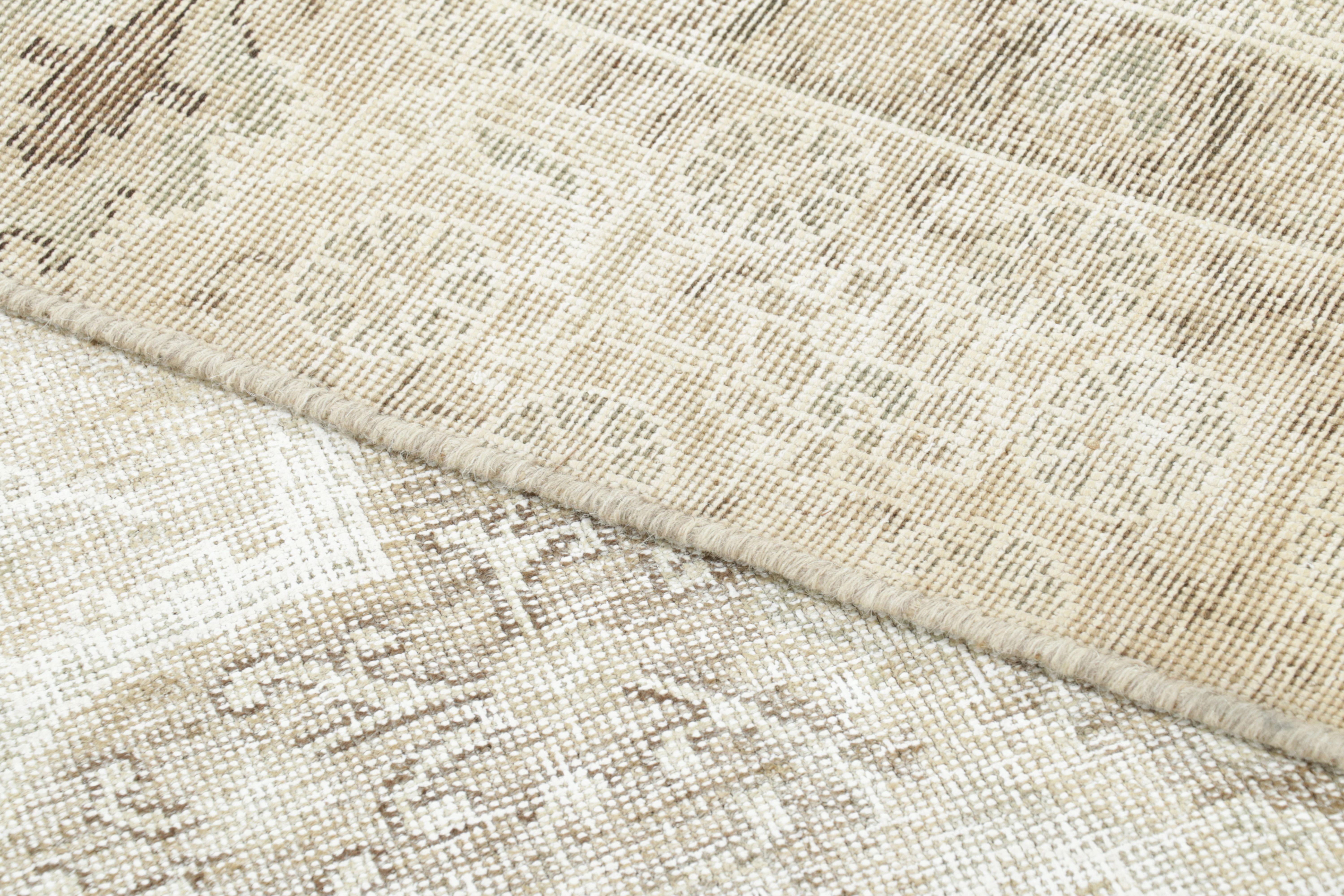 Fin du 20e siècle Vintage Persian Tabriz Rug, Sculptured Medallion in Ivory & Cool Gray Rug & Kilim en vente