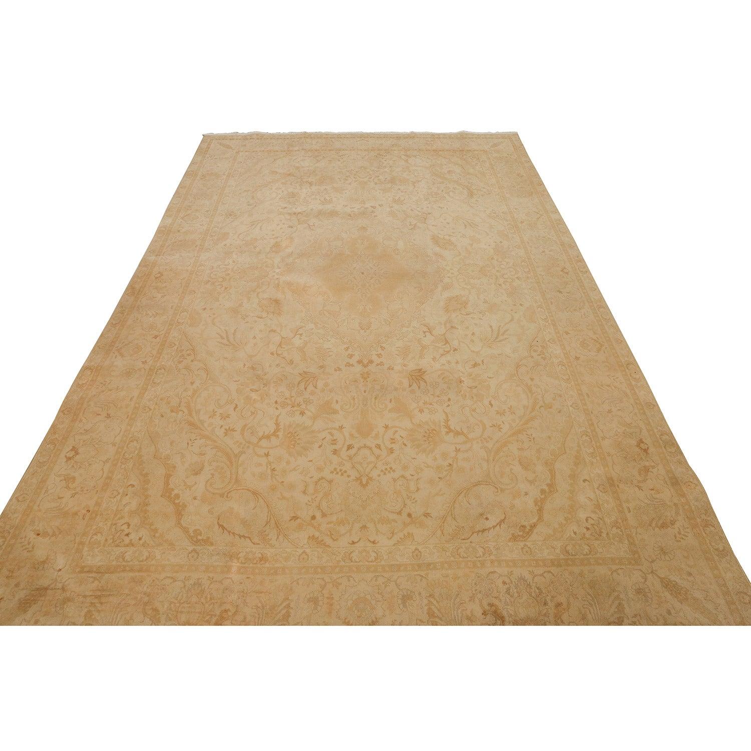 Tappeto Tabriz vintage in lana e cotone 10'2x6'8

Key Detail:
Pile: Lana
Fondazione: Cotone
Origine: Tabriz
Design/One: Medaglione centrale
Età approssimativa: 70 anni
Qualità (KPI): 300
Condizioni: Buono
Dimensioni: 10'2x6'8
Numero di inventario: