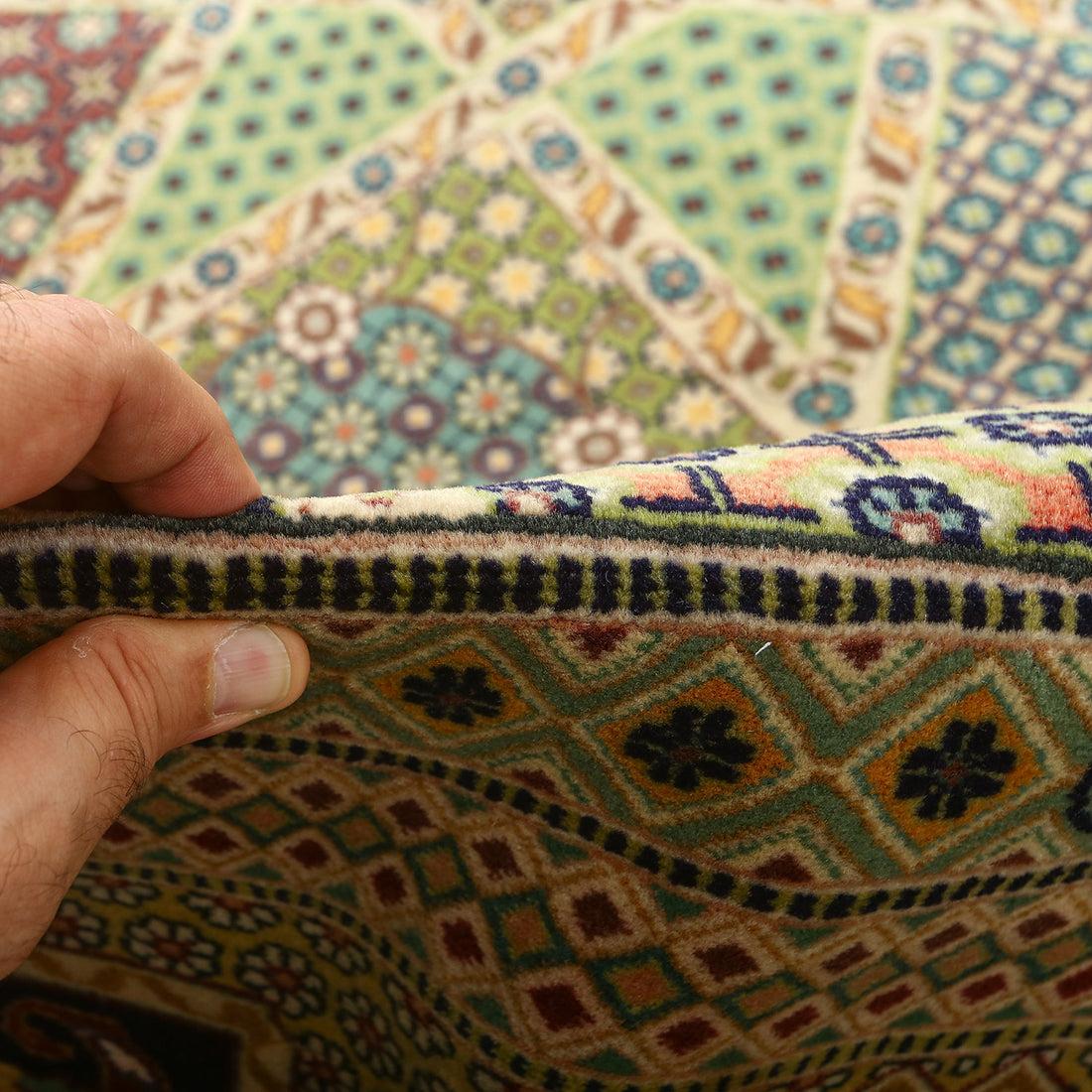 Tappeto Tabriz vintage in lana e cotone 12'2 X 8'3

Key Detail:
Pile: Lana
Fondazione: Cotone
Origine: Tabriz
Design/One: Khatam su tutta la superficie
Età approssimativa: 60 anni
Qualità (KPI): 450
Condizioni: Buono
Dimensioni: 12'2 x 8'3
Numero di