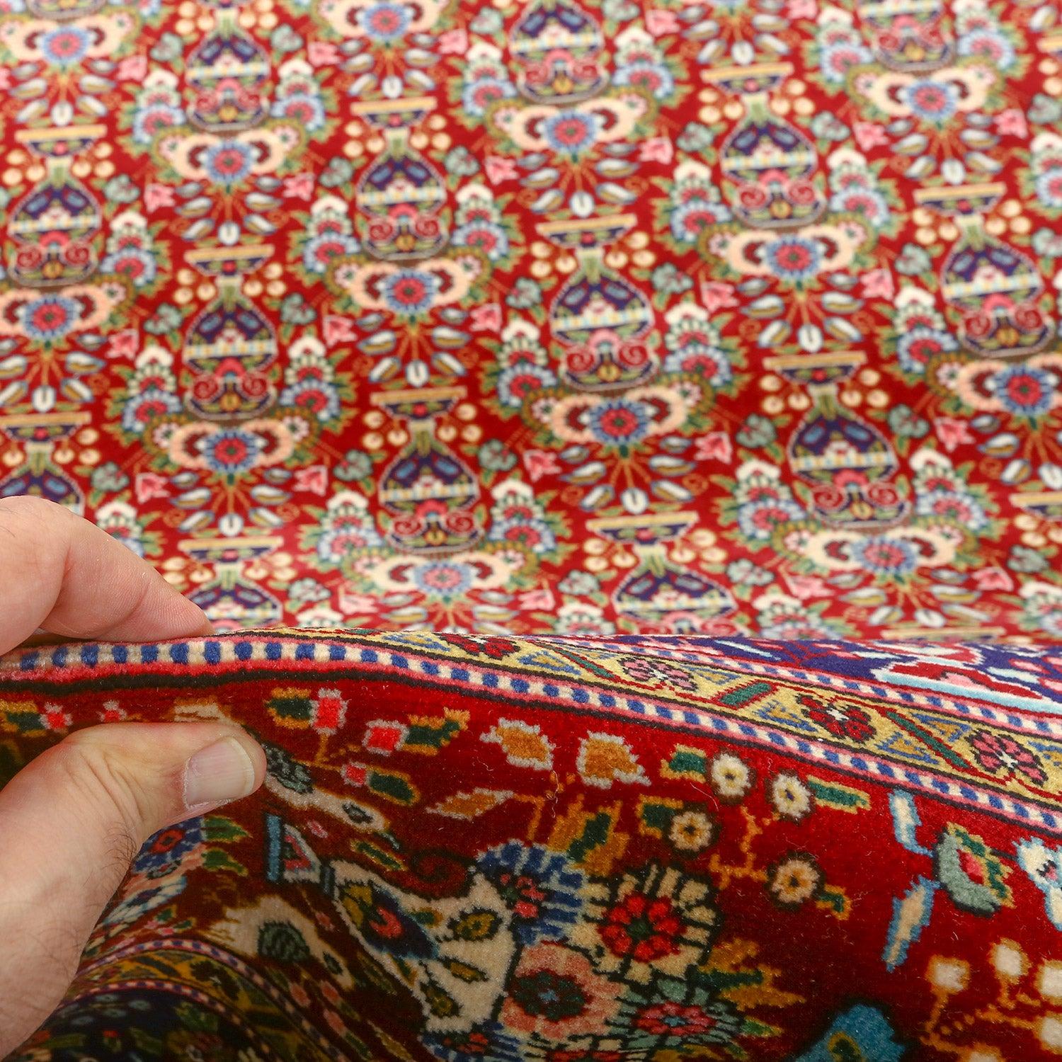 Tappeto Tabriz vintage in kork e cotone 13' X 9'10

Key Detail:
Pile: Kork (lana di agnello)
Fondazione: Cotone
Origine: Tabriz
Design/One: Zela Soltan
Età approssimativa: 55 anni
Qualità (KPI): 500
Condizioni: Buono
Dimensioni: 12' x 9'10
Numero di