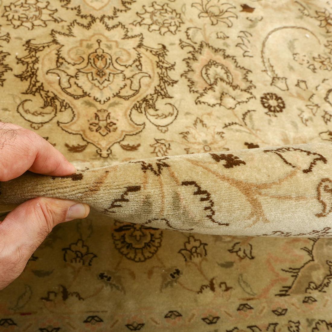 Tappeto Tabriz vintage in lana e cotone 13' X 9'8

Key Detail:
Pile: Lana
Fondazione: Cotone
Origine: Tabriz
Design: medaglione centrale
Età approssimativa: vintage
Qualità (KPI): 400
Condizioni: Buono
Dimensioni: 13' x 9'8
Numero di inventario: