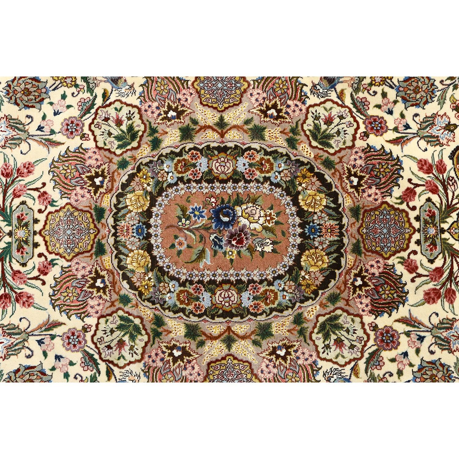La storia dei tappeti di Tabriz risale al XVI secolo, durante la dinastia Safavide, quando Tabriz divenne un importante centro di tessitura di tappeti. La posizione strategica della città lungo la Via della Seta facilitava il commercio e lo scambio