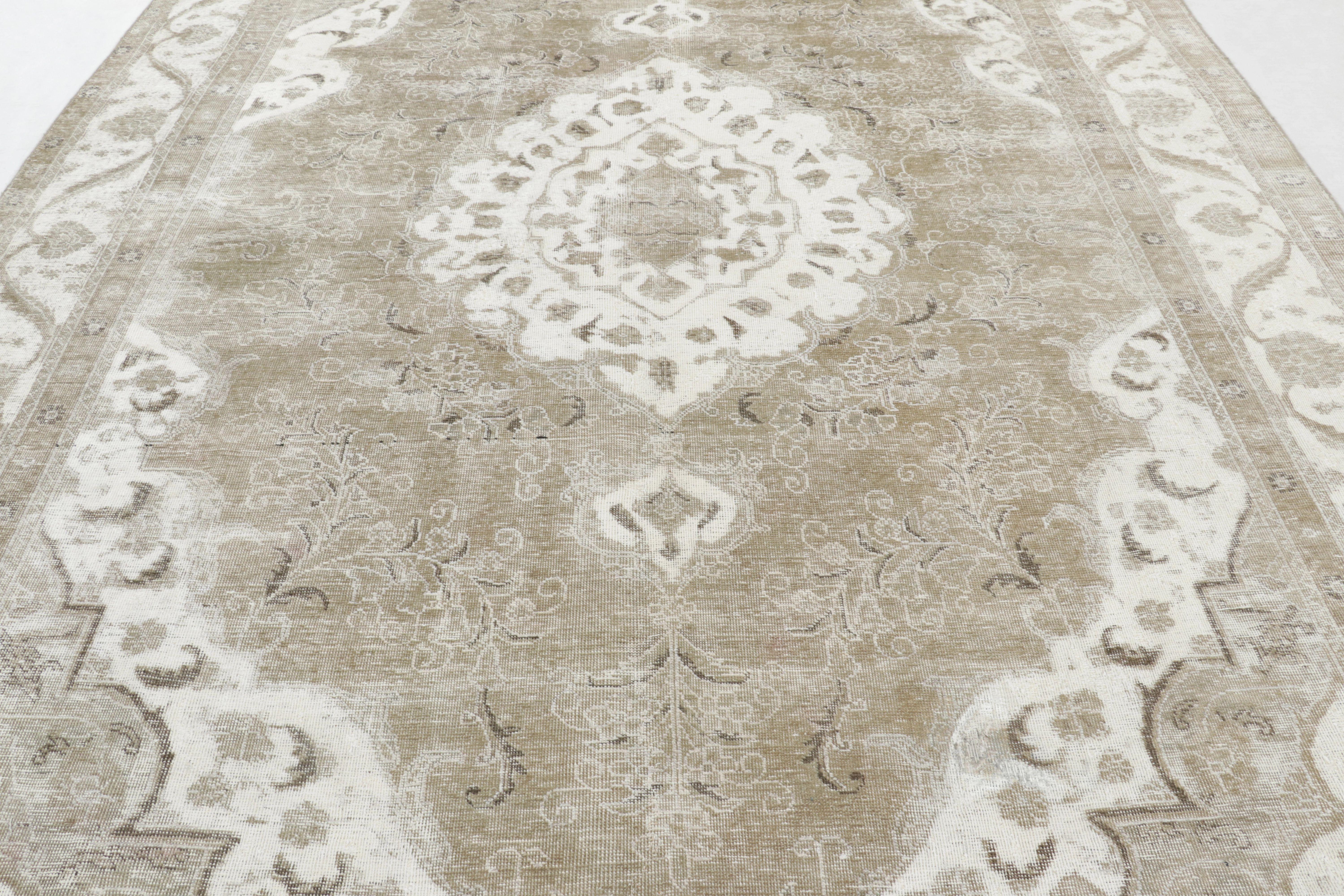 Réalisée en laine nouée à la main et datant d'environ 1970-1980, cette  Ce tapis Tabriz vintage 9x12 est un ajout distingué à la collection vintage de Rug & Kilim - un exemple de la légendaire tradition de tissage de Tabriz. Sa palette lumineuse de