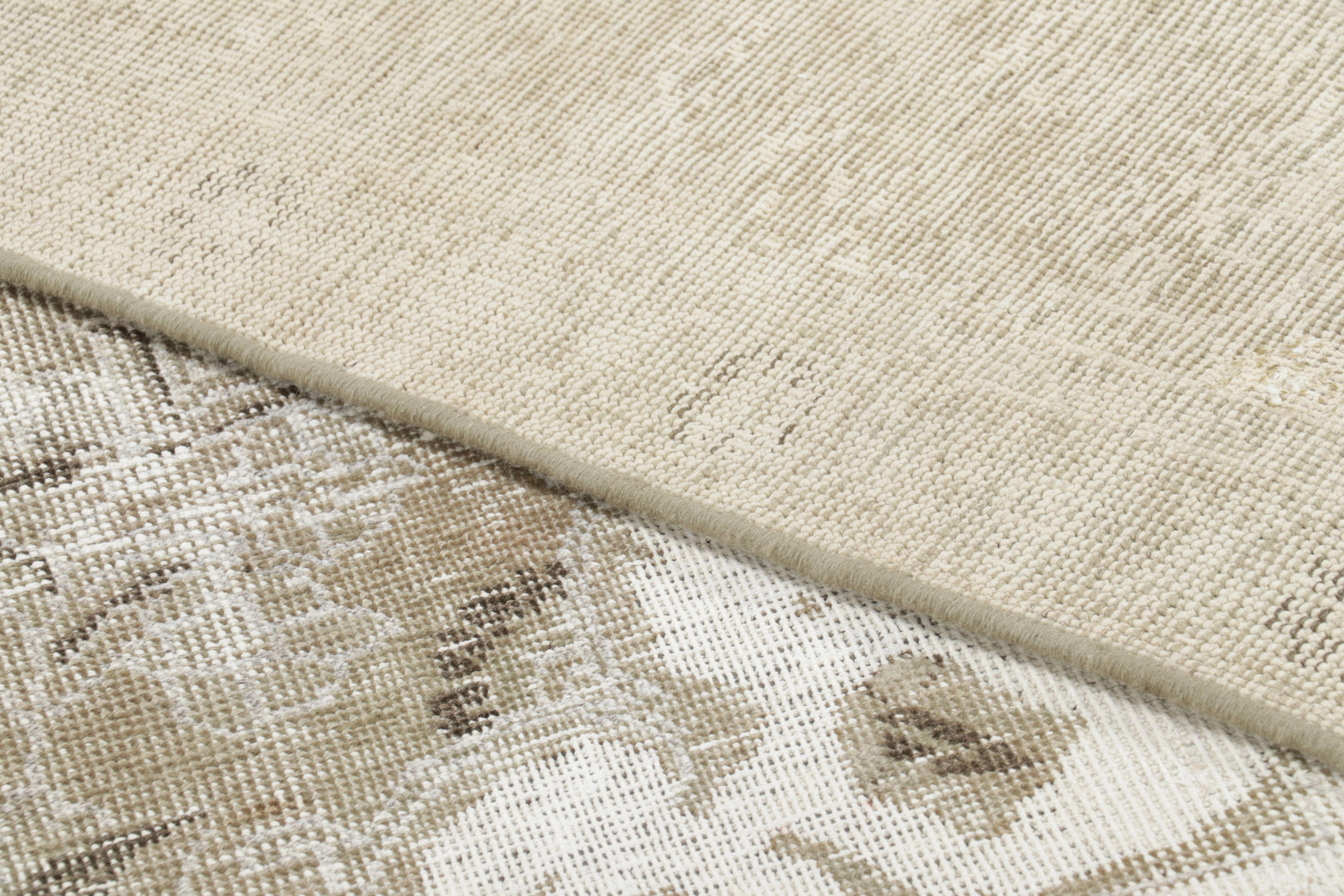 Laine Tapis persan vintage Tabriz, médaillon tonal en crème et taupe - Rug & Kilim en vente