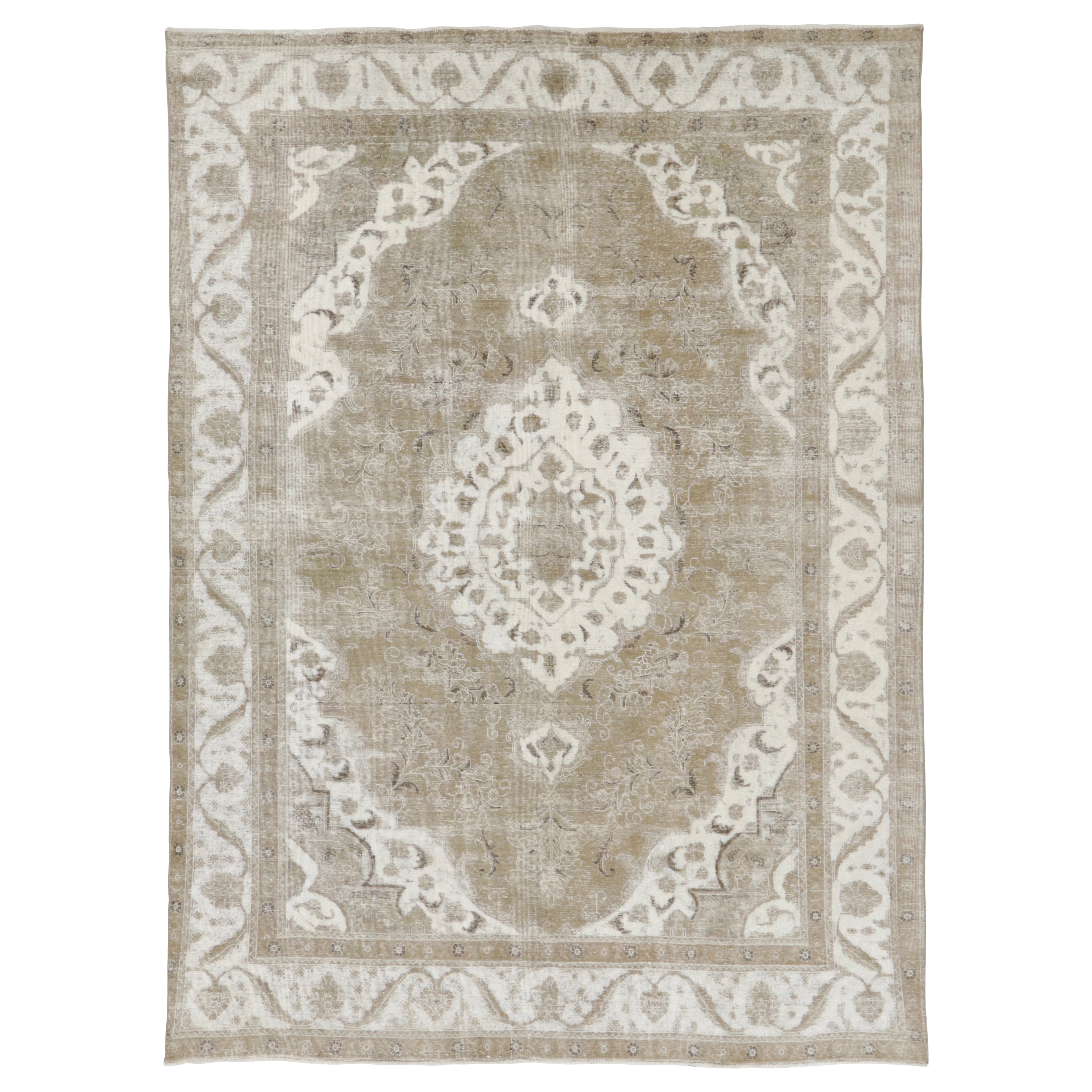 Tapis persan vintage Tabriz, médaillon tonal en crème et taupe - Rug & Kilim en vente